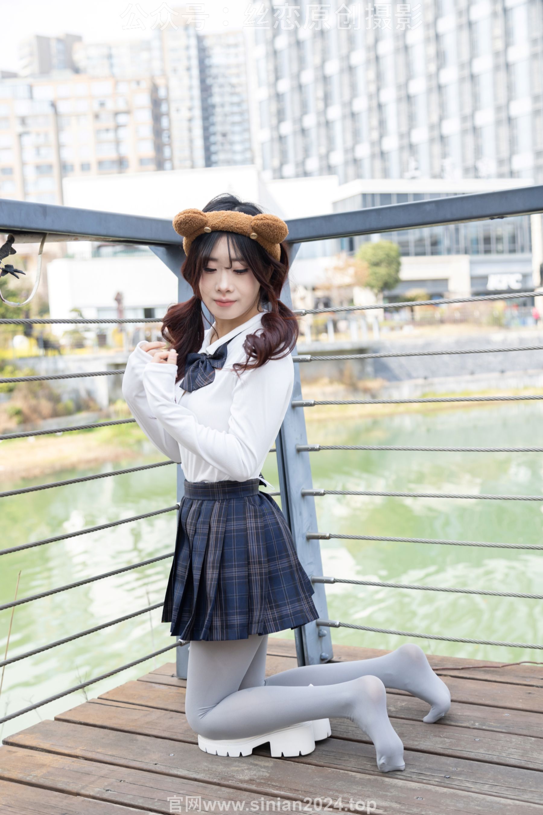 丝恋摄影 No.009 小梦 - 白色衬衫 碎花短裙 灰色丝袜 白色玛丽珍/(283P)