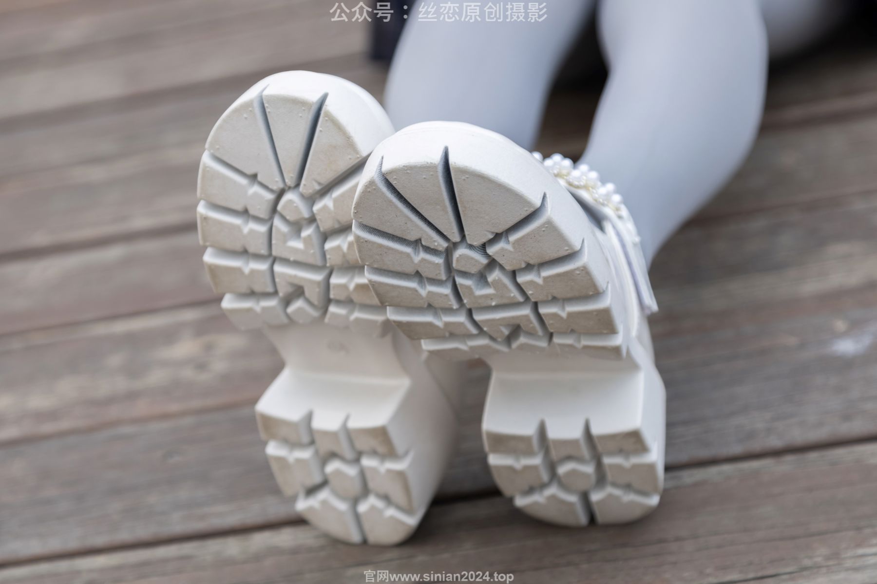 丝恋摄影 No.009 小梦 - 白色衬衫 碎花短裙 灰色丝袜 白色玛丽珍/(283P)