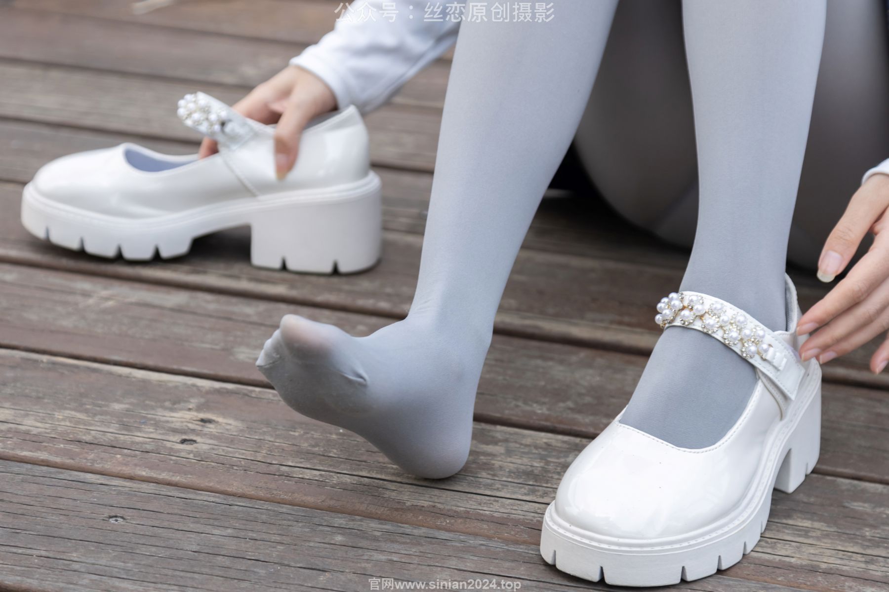 丝恋摄影 No.009 小梦 - 白色衬衫 碎花短裙 灰色丝袜 白色玛丽珍/(283P)