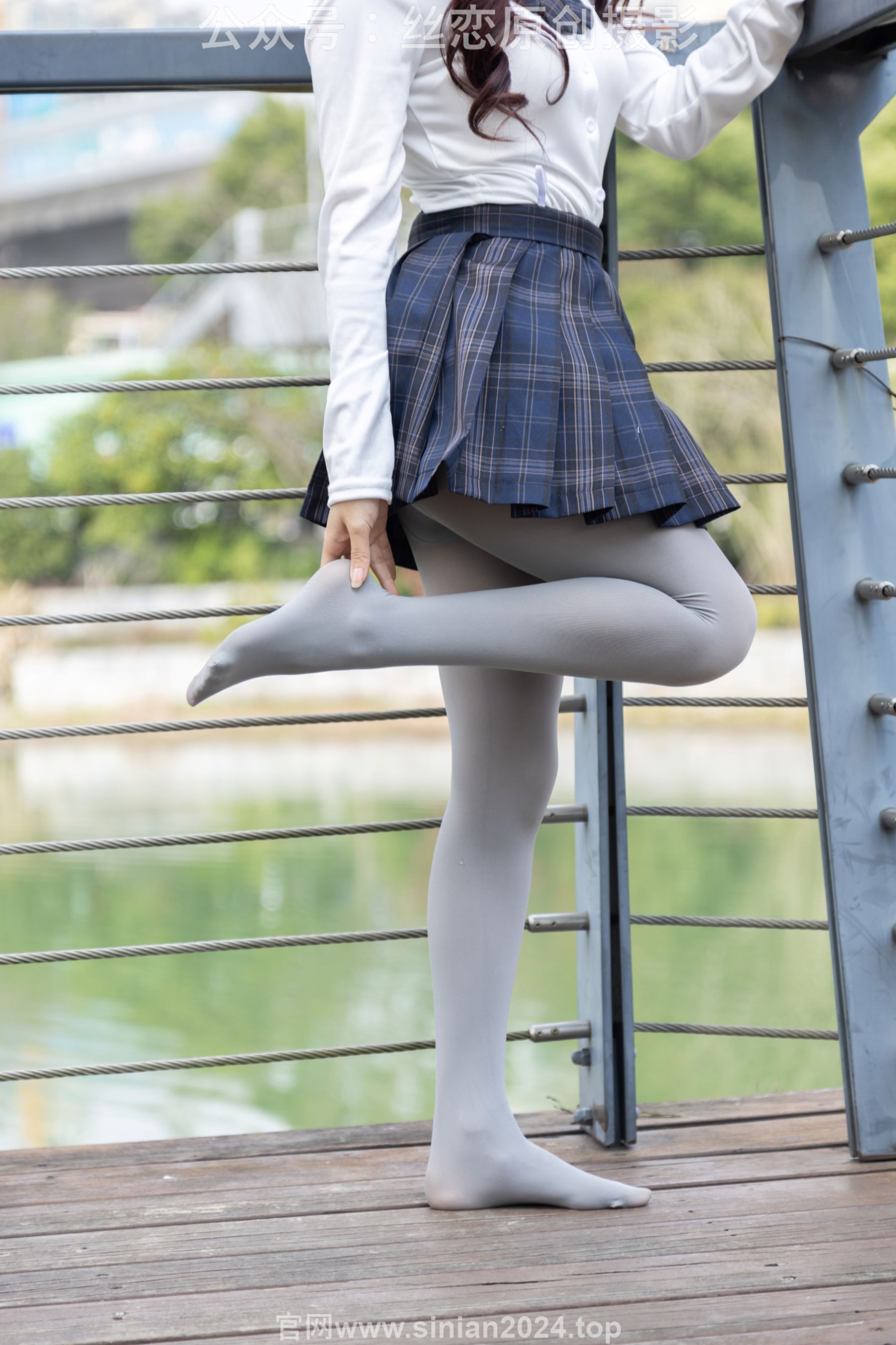 丝恋摄影 No.009 小梦 - 白色衬衫 碎花短裙 灰色丝袜 白色玛丽珍/(283P)