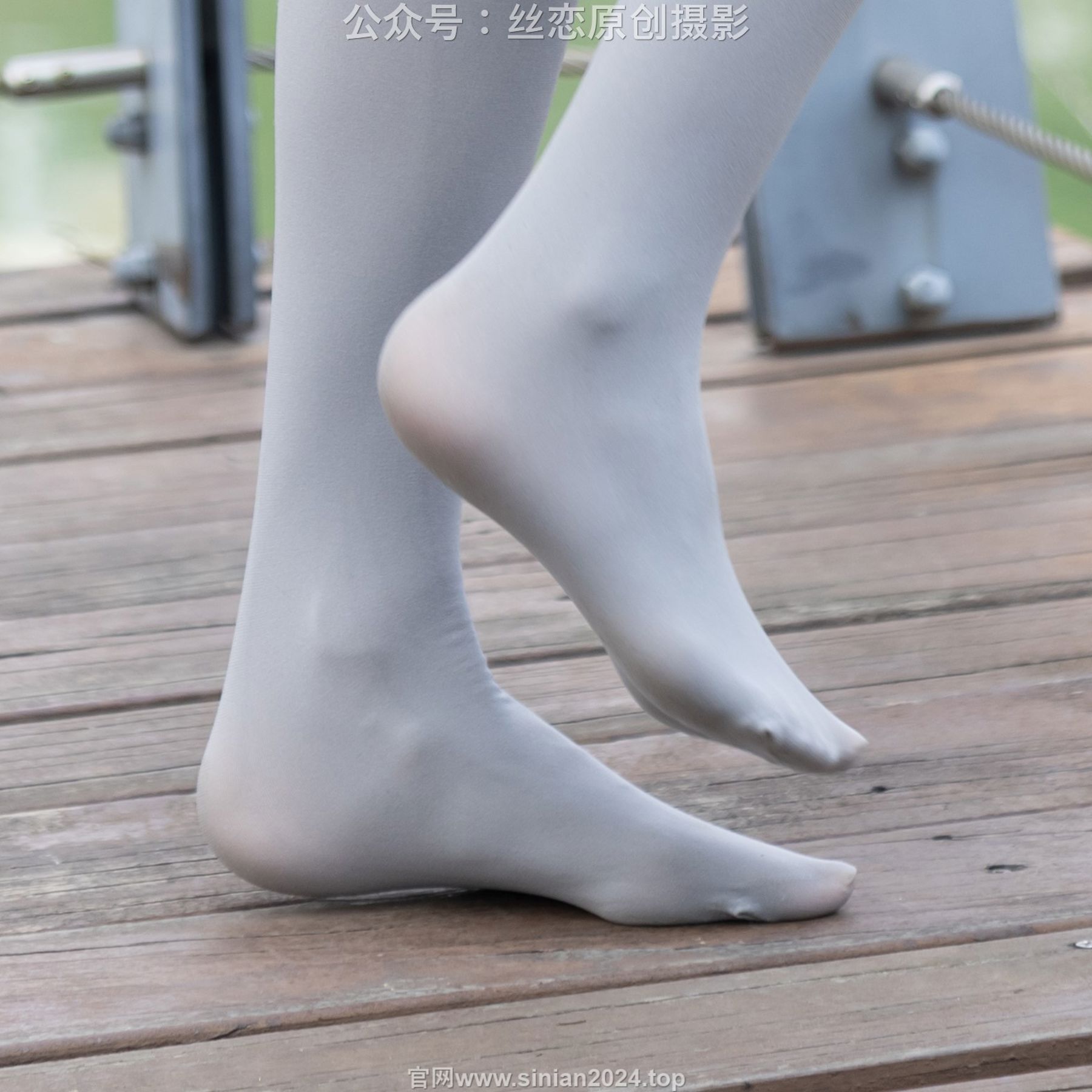 丝恋摄影 No.009 小梦 - 白色衬衫 碎花短裙 灰色丝袜 白色玛丽珍/(283P)