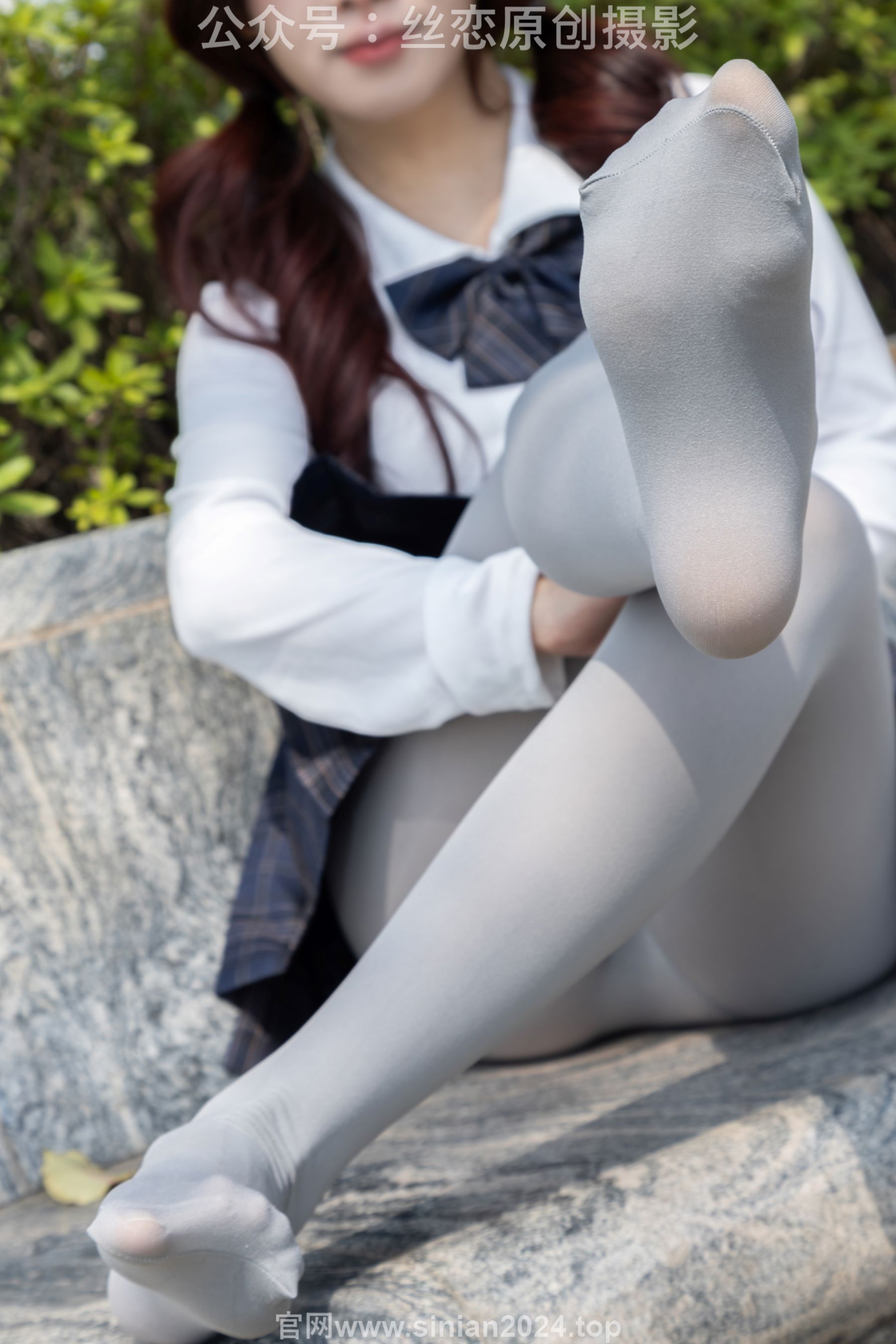 丝恋摄影 No.009 小梦 - 白色衬衫 碎花短裙 灰色丝袜 白色玛丽珍/(283P)