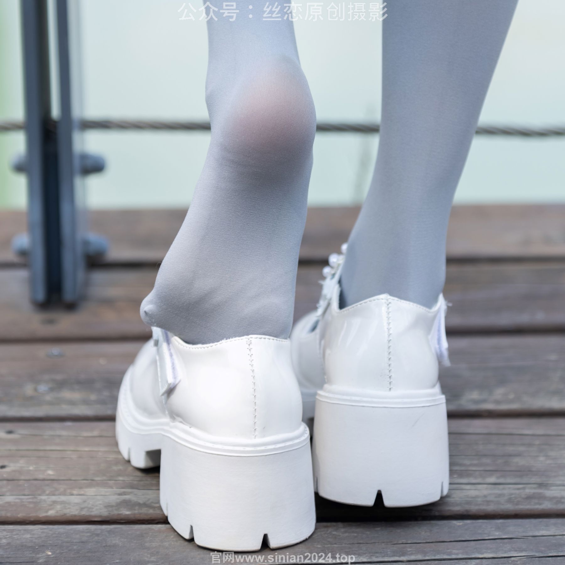 丝恋摄影 No.009 小梦 - 白色衬衫 碎花短裙 灰色丝袜 白色玛丽珍/(283P)