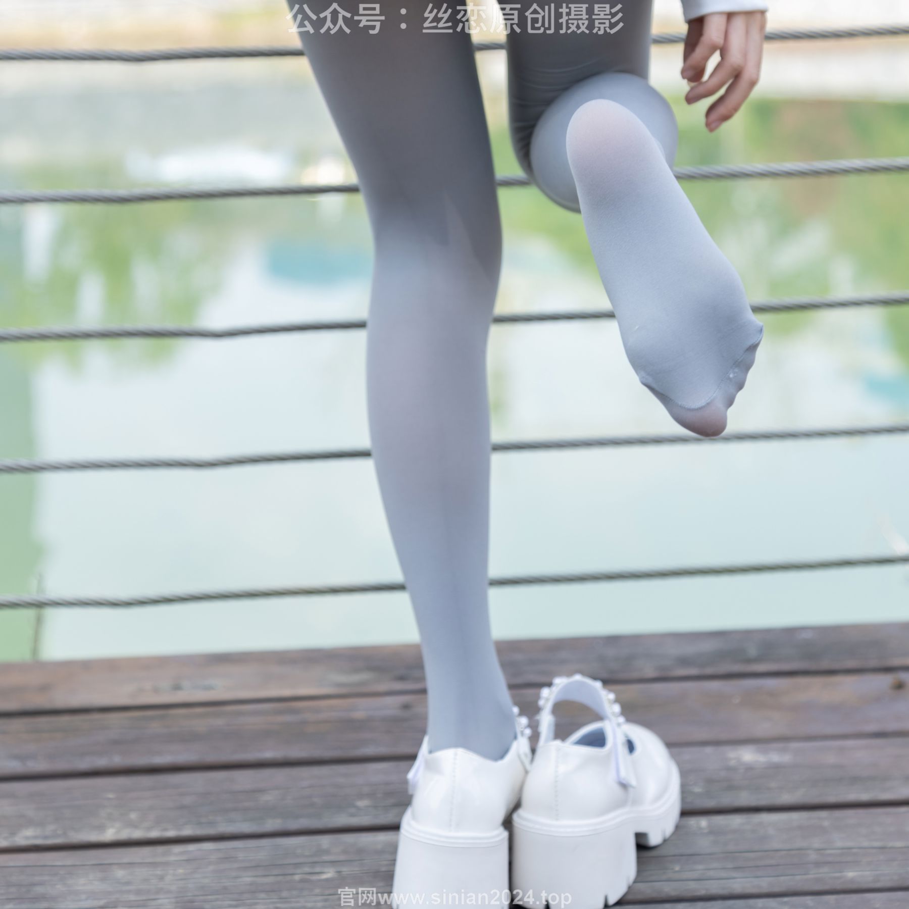 丝恋摄影 No.009 小梦 - 白色衬衫 碎花短裙 灰色丝袜 白色玛丽珍/(283P)