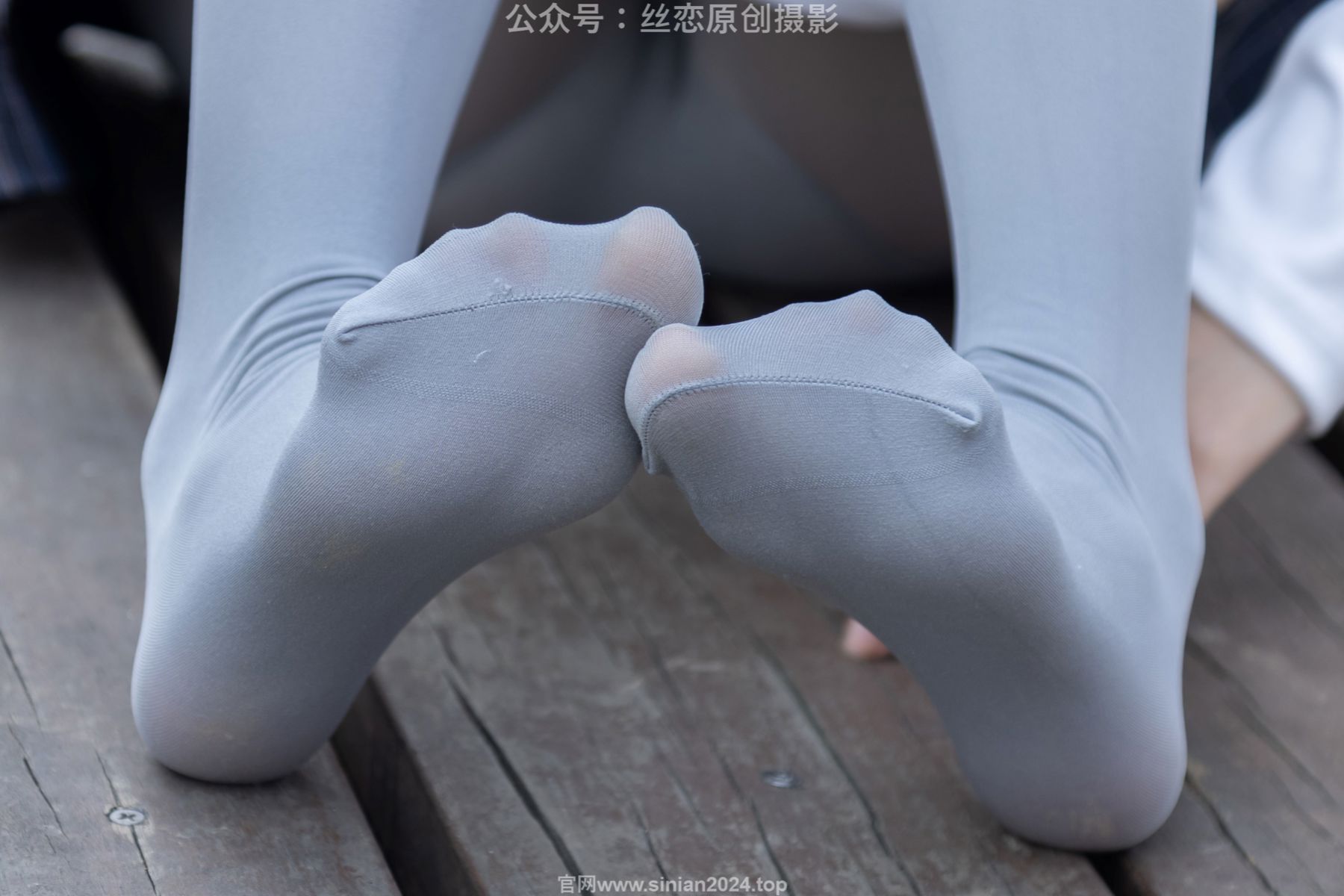 丝恋摄影 No.009 小梦 - 白色衬衫 碎花短裙 灰色丝袜 白色玛丽珍/(283P)