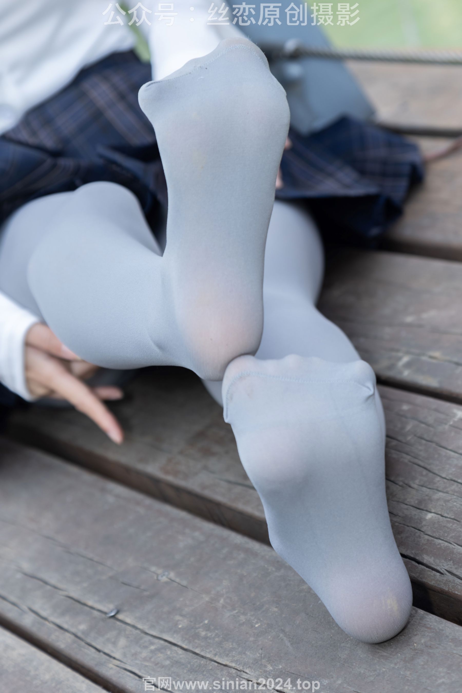 丝恋摄影 No.009 小梦 - 白色衬衫 碎花短裙 灰色丝袜 白色玛丽珍/(283P)