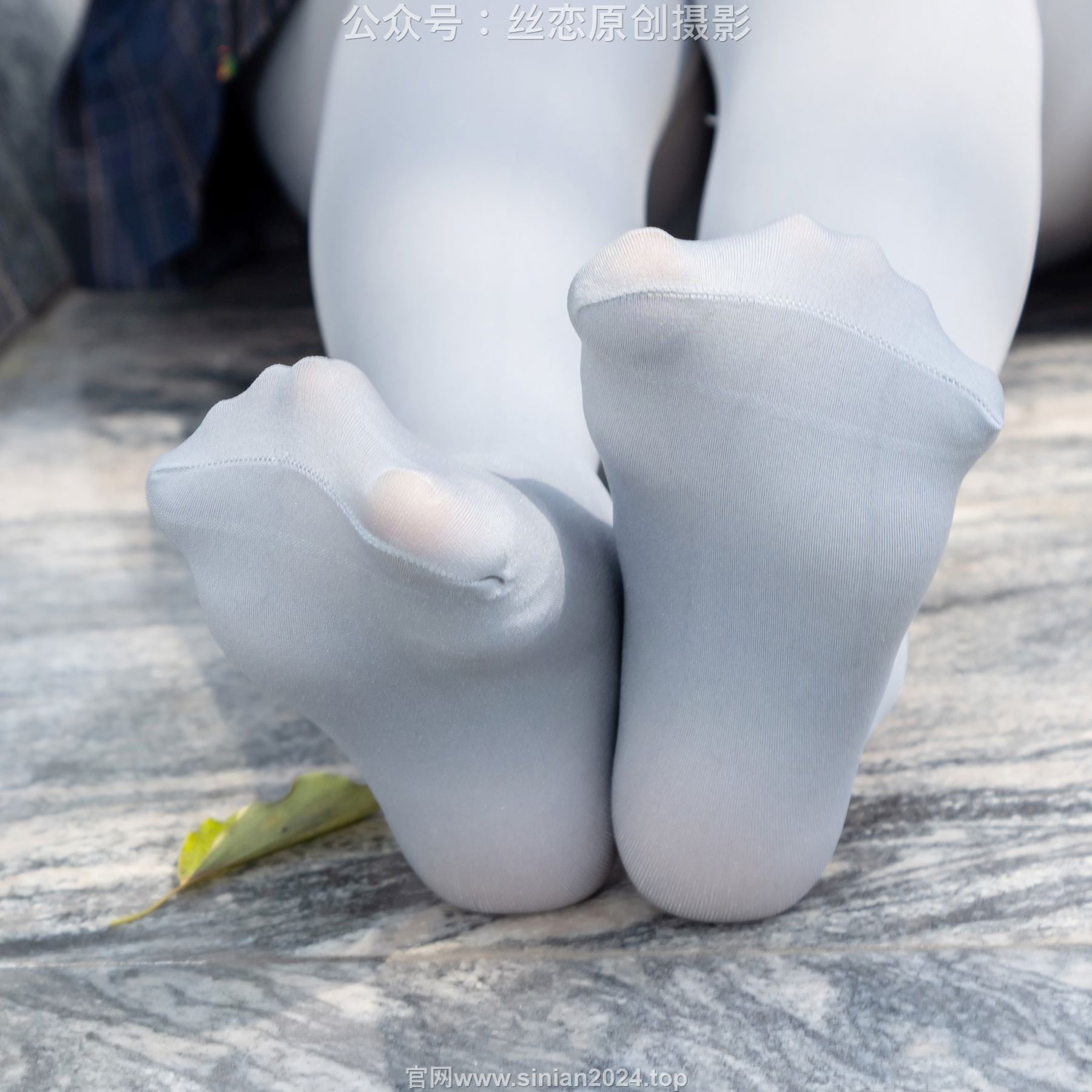 丝恋摄影 No.009 小梦 - 白色衬衫 碎花短裙 灰色丝袜 白色玛丽珍/(283P)