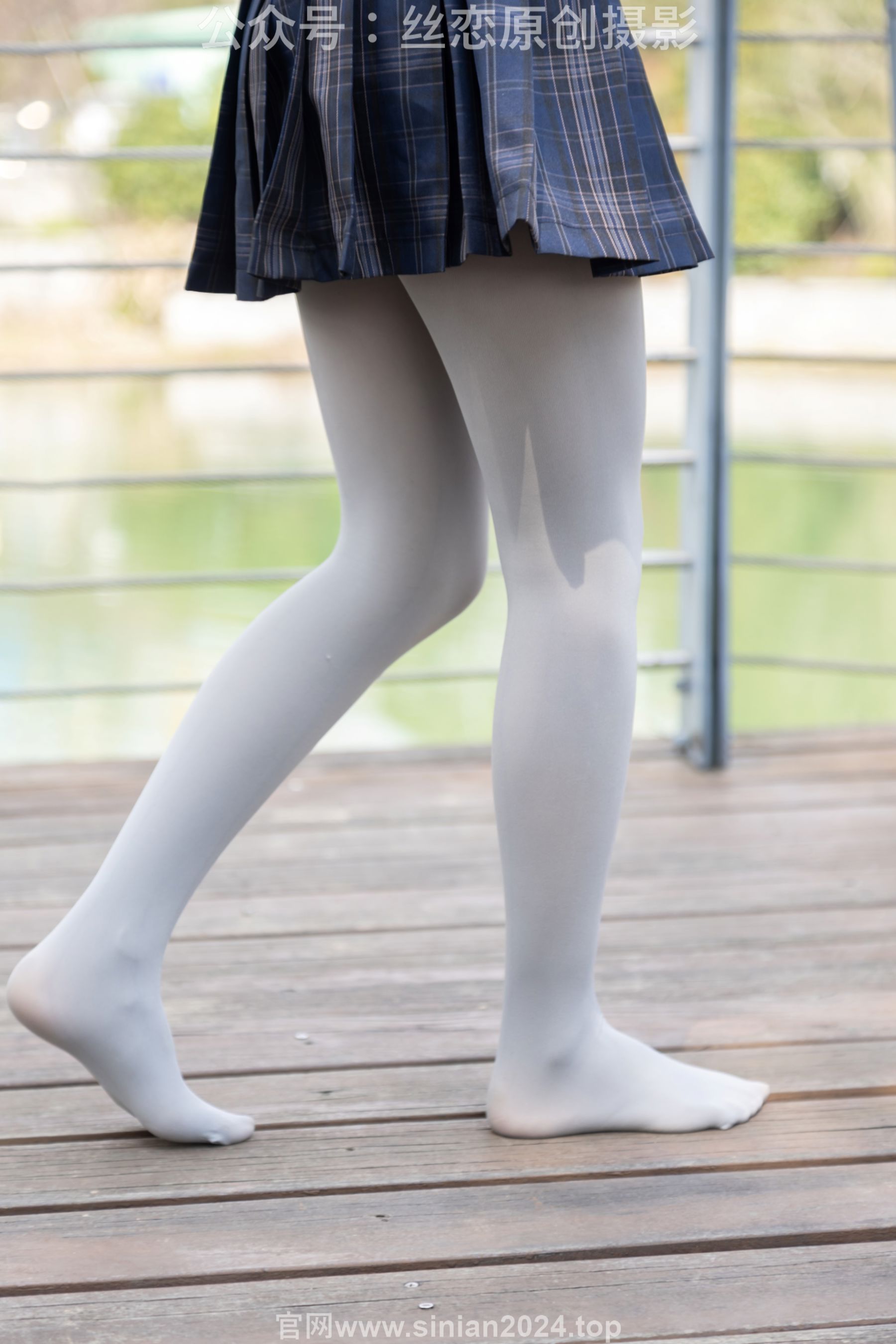 丝恋摄影 No.009 小梦 - 白色衬衫 碎花短裙 灰色丝袜 白色玛丽珍/(283P)