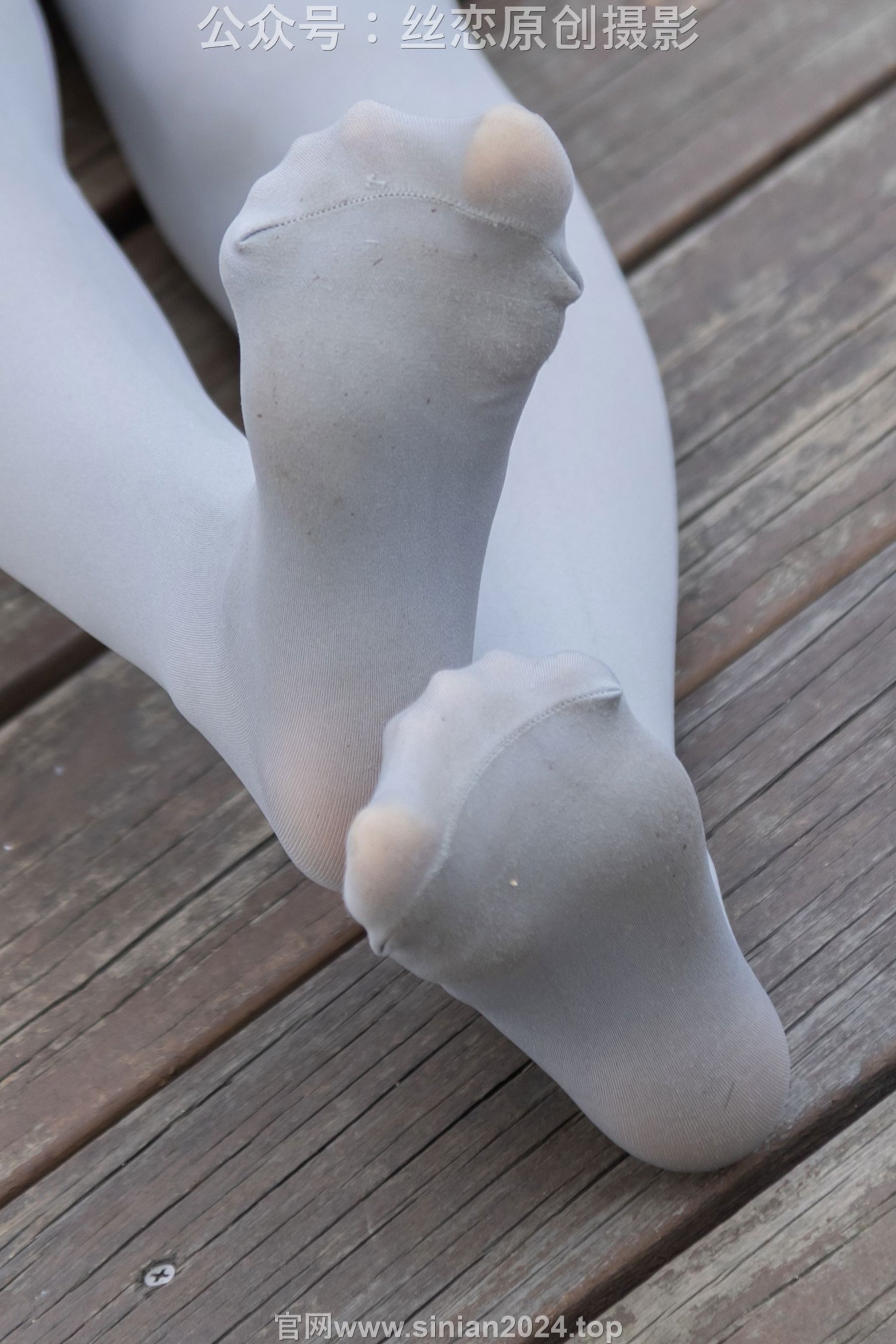 丝恋摄影 No.009 小梦 - 白色衬衫 碎花短裙 灰色丝袜 白色玛丽珍/(283P)