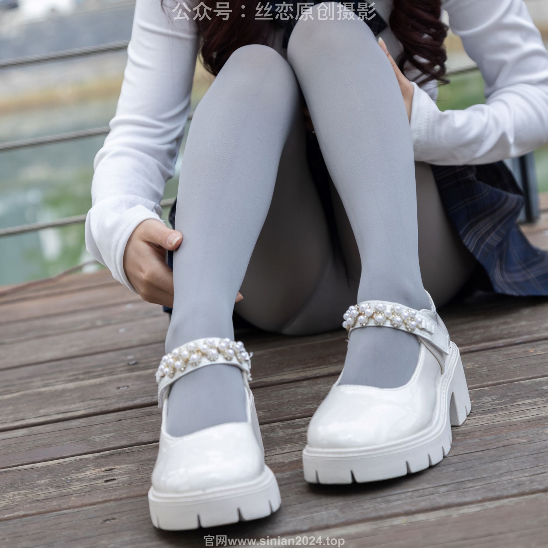 丝恋摄影 No.009 小梦 - 白色衬衫 碎花短裙 灰色丝袜 白色玛丽珍/(283P)