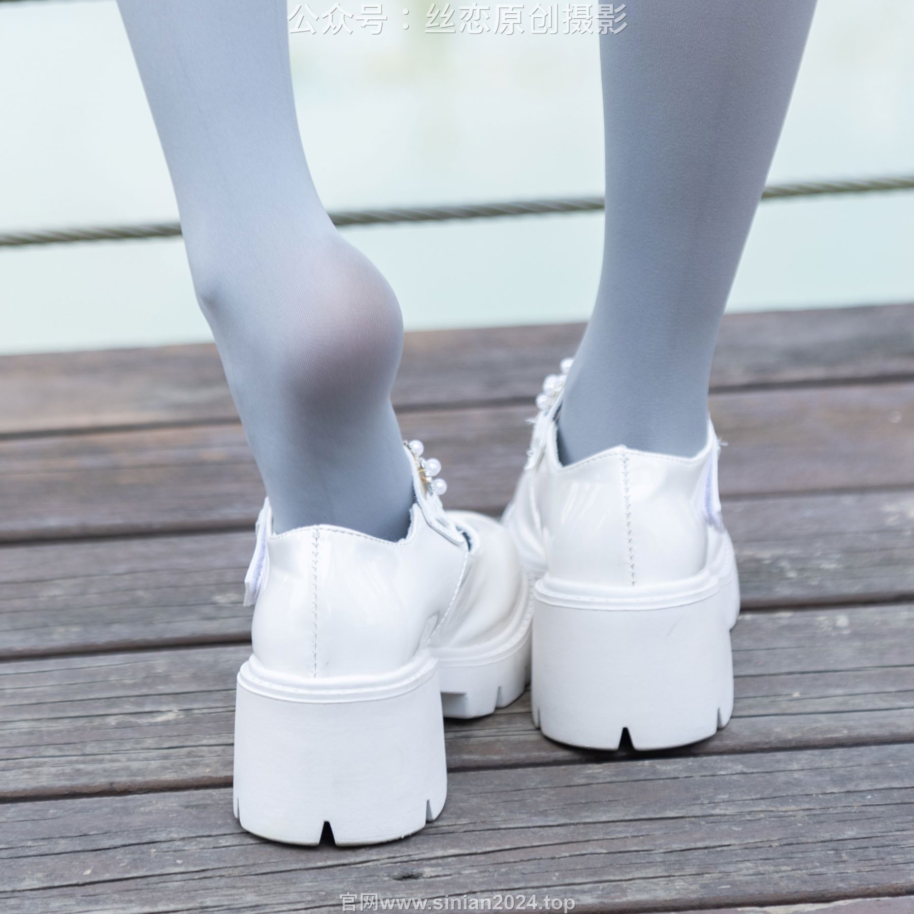 丝恋摄影 No.009 小梦 - 白色衬衫 碎花短裙 灰色丝袜 白色玛丽珍/(283P)