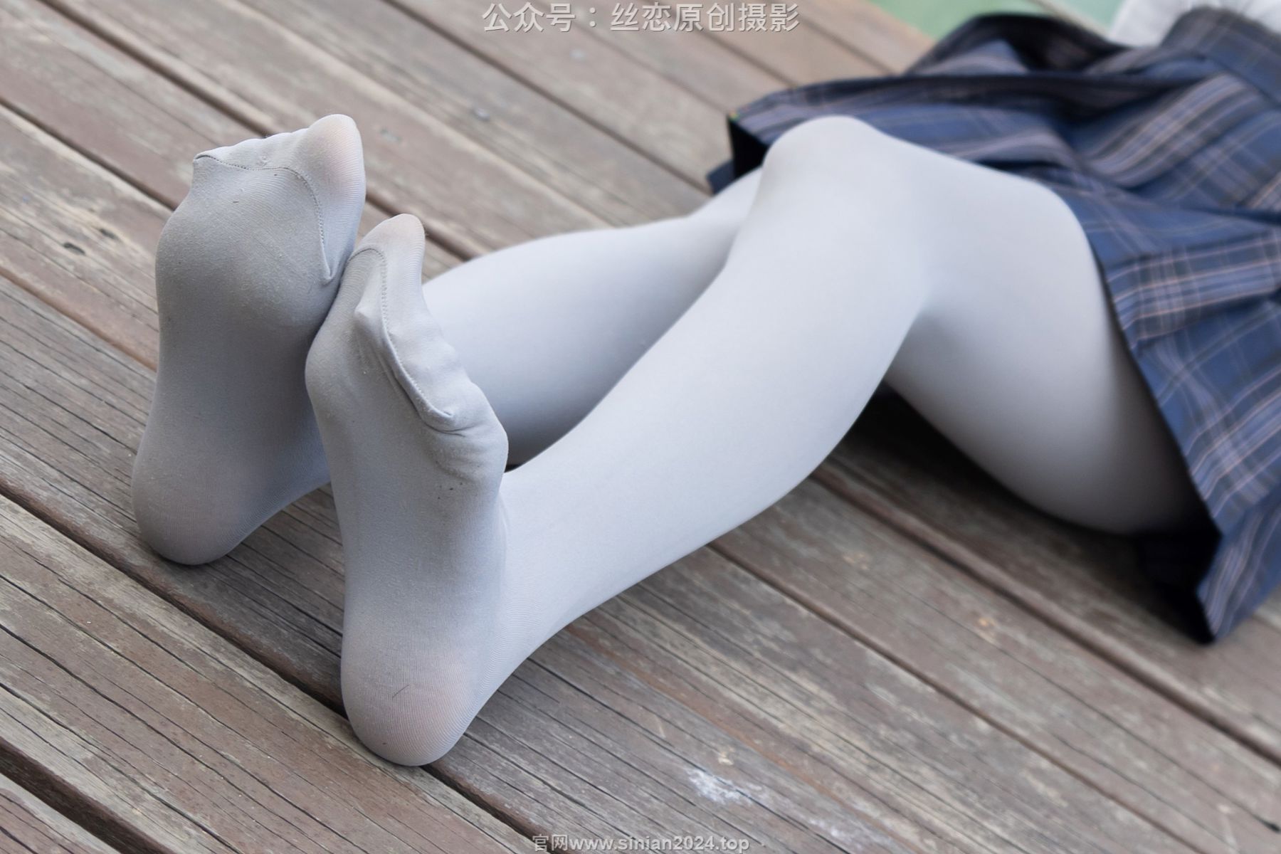 丝恋摄影 No.009 小梦 - 白色衬衫 碎花短裙 灰色丝袜 白色玛丽珍/(283P)