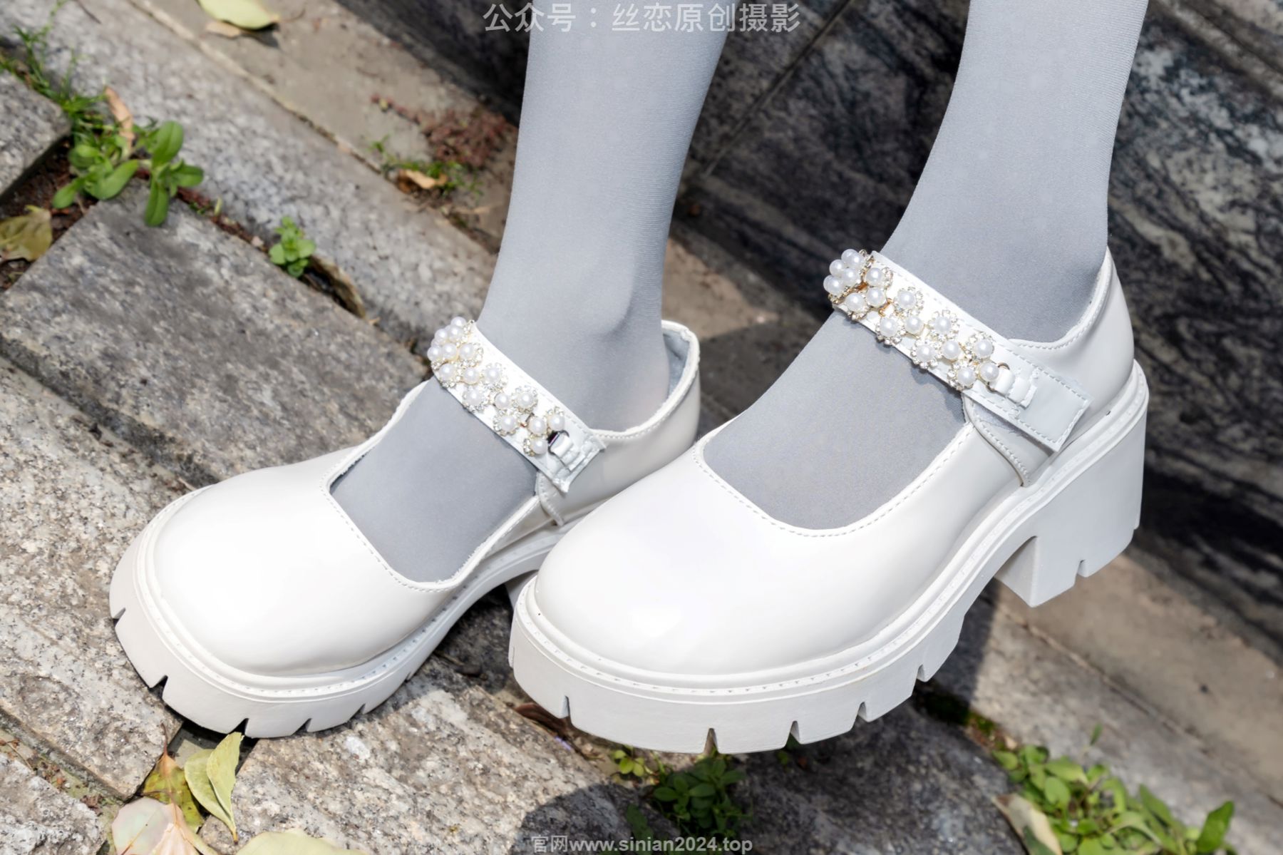 丝恋摄影 No.009 小梦 - 白色衬衫 碎花短裙 灰色丝袜 白色玛丽珍/(283P)