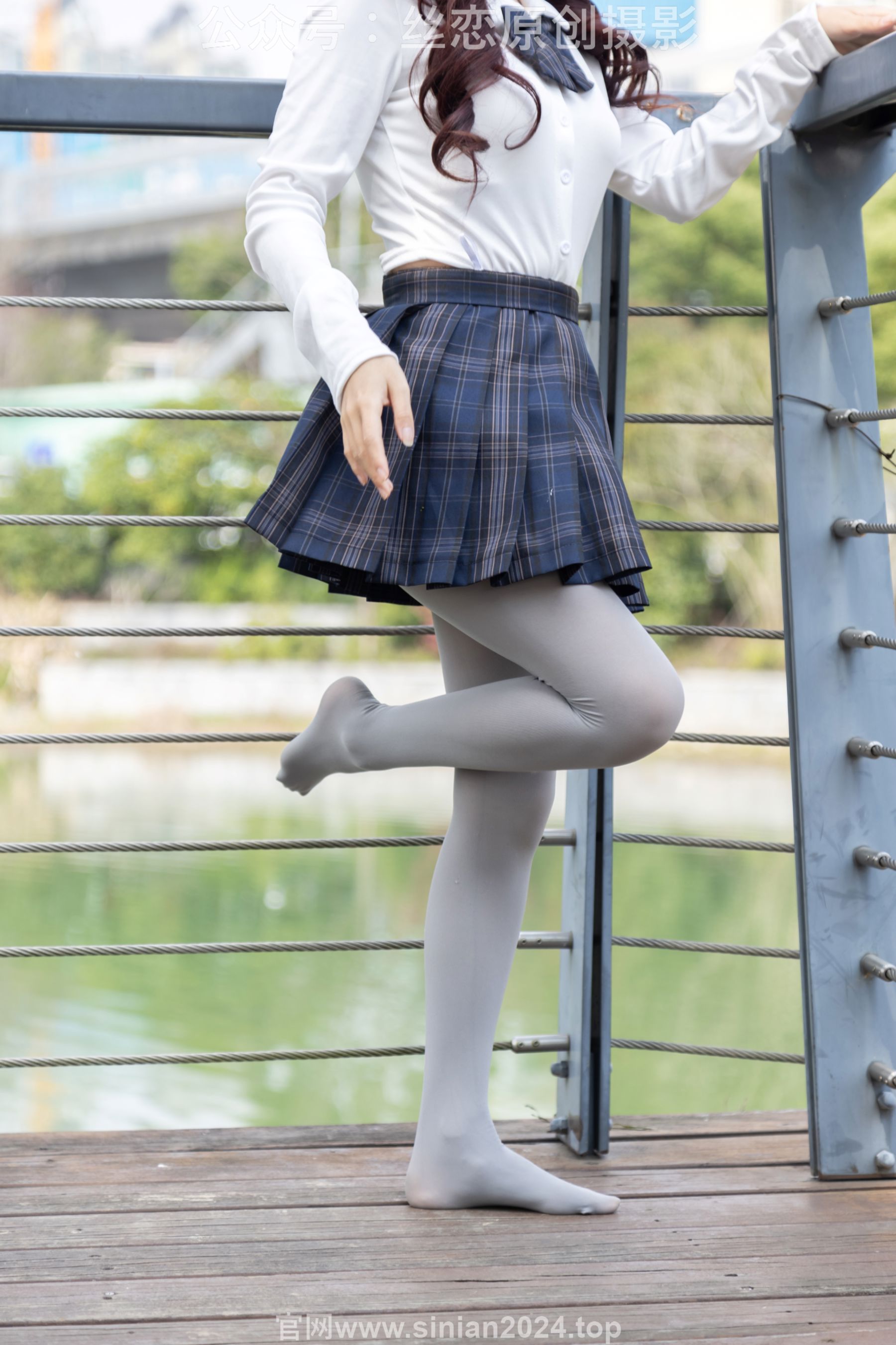 丝恋摄影 No.009 小梦 - 白色衬衫 碎花短裙 灰色丝袜 白色玛丽珍/(283P)