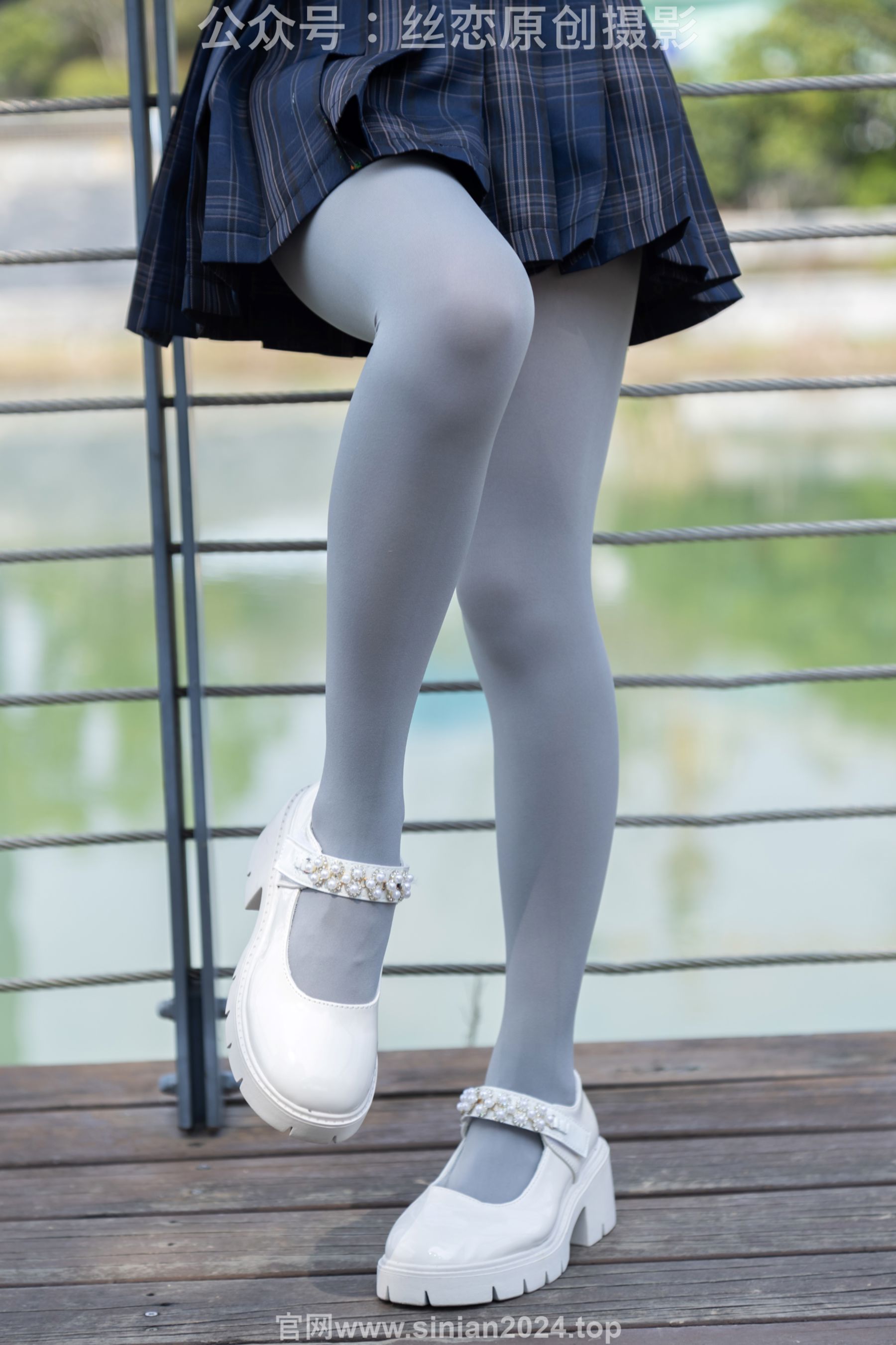 丝恋摄影 No.009 小梦 - 白色衬衫 碎花短裙 灰色丝袜 白色玛丽珍/(283P)