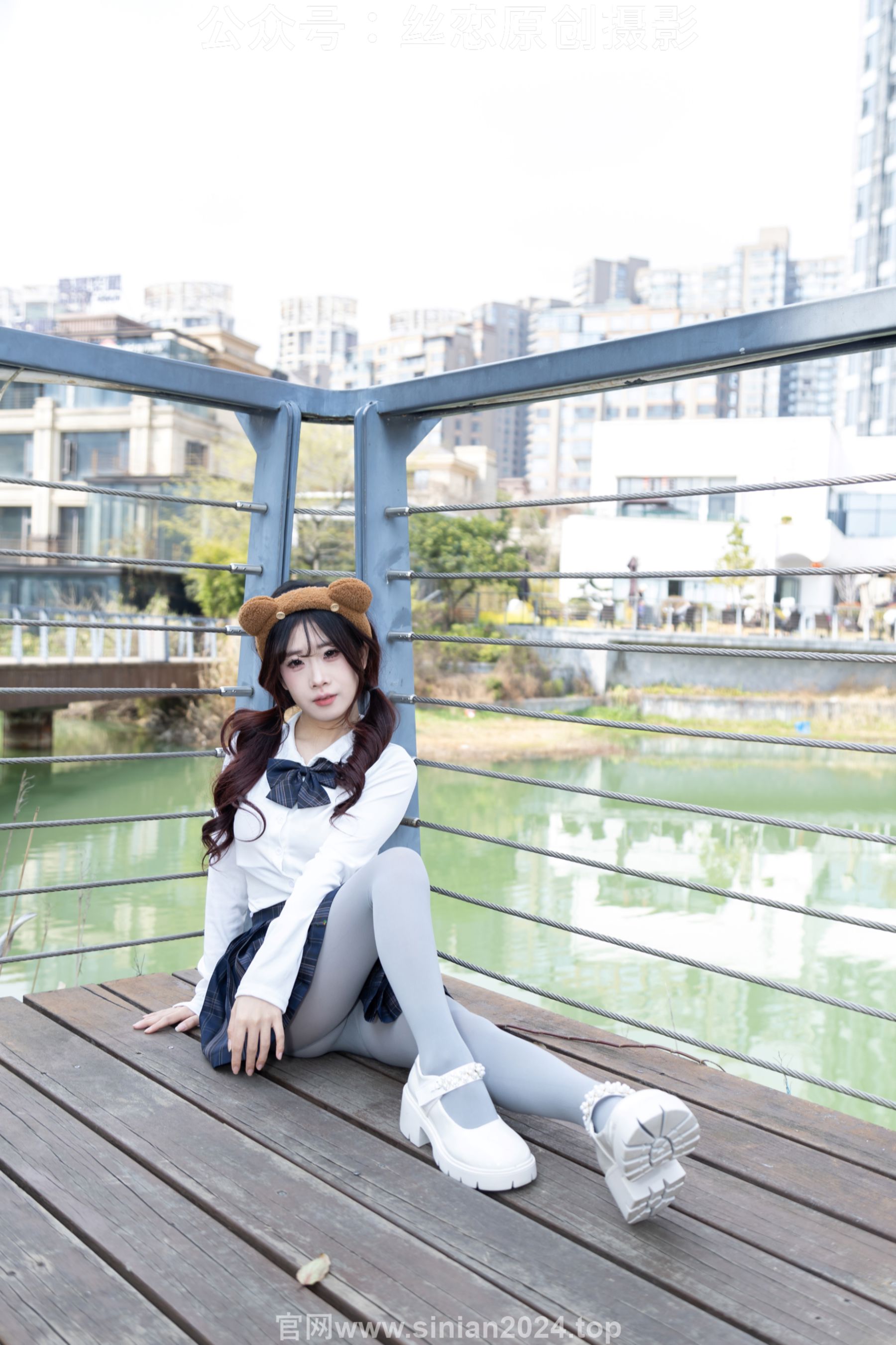 丝恋摄影 No.009 小梦 - 白色衬衫 碎花短裙 灰色丝袜 白色玛丽珍/(283P)