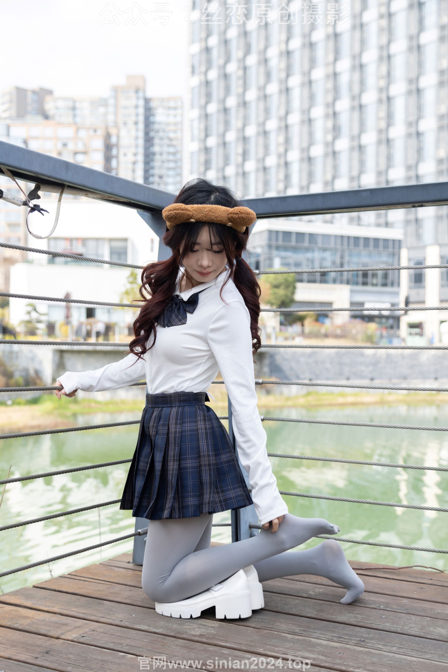 丝恋摄影 No.009 小梦 - 白色衬衫 碎花短裙 灰色丝袜 白色玛丽珍/(283P)