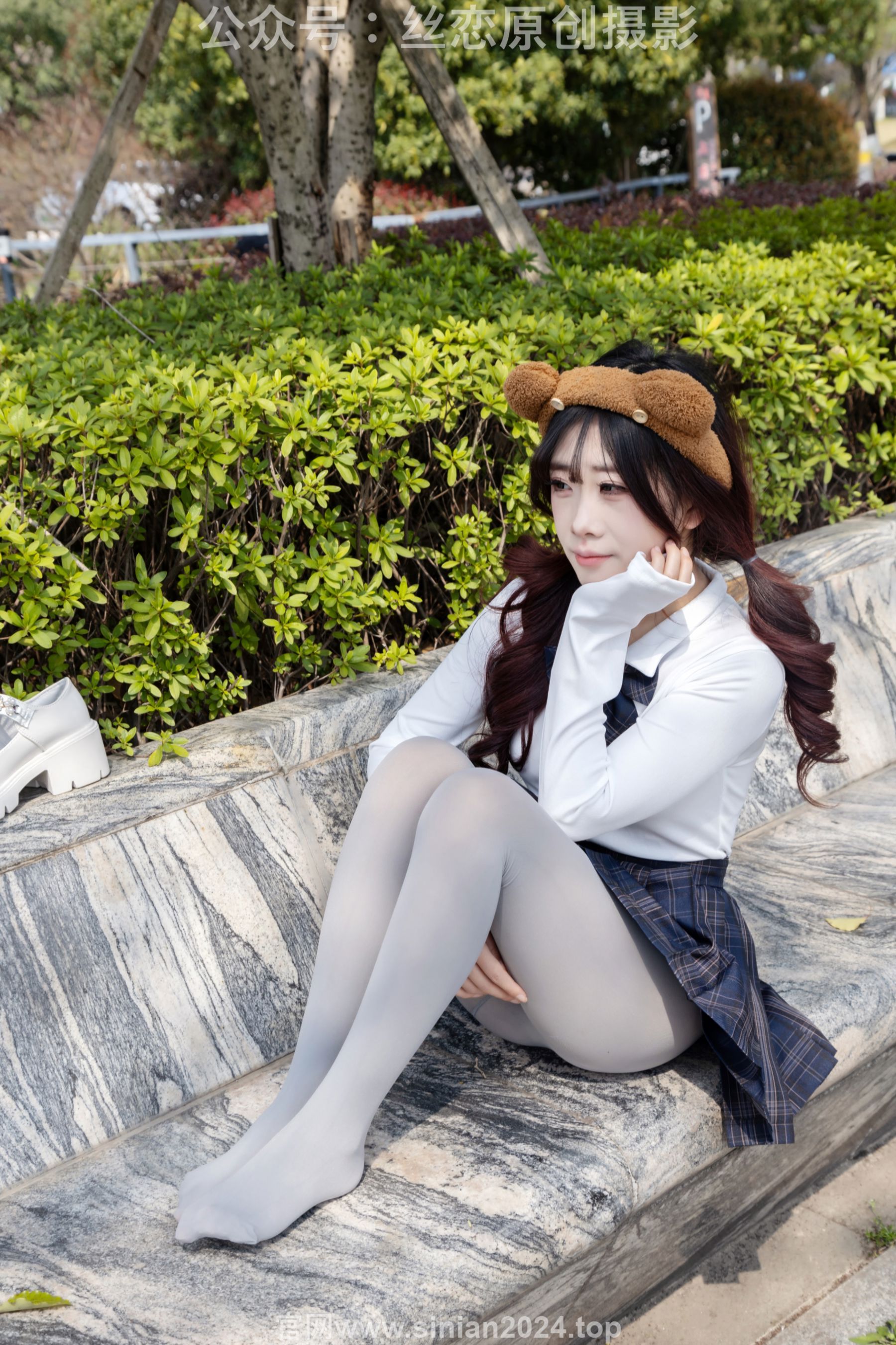 丝恋摄影 No.009 小梦 - 白色衬衫 碎花短裙 灰色丝袜 白色玛丽珍/(283P)