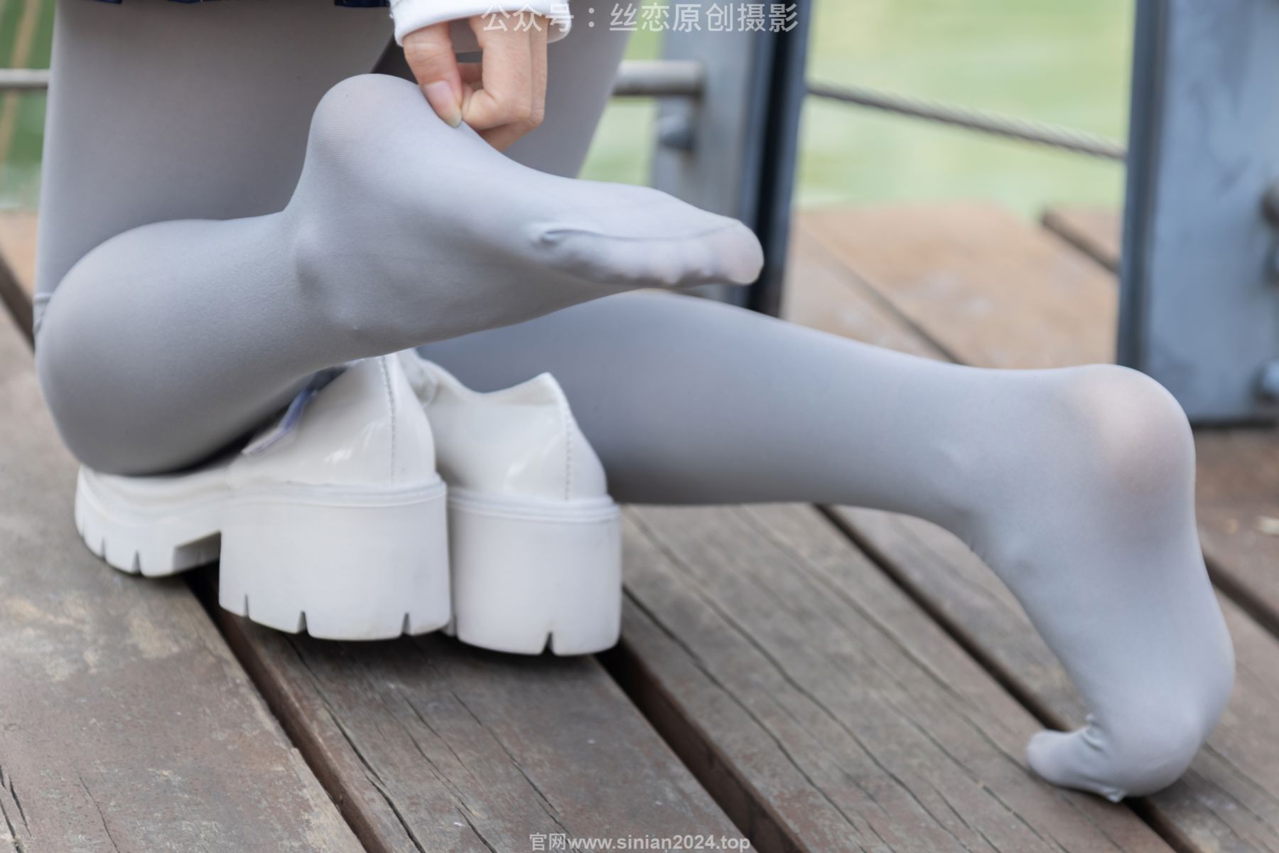 丝恋摄影 No.009 小梦 - 白色衬衫 碎花短裙 灰色丝袜 白色玛丽珍/(283P)