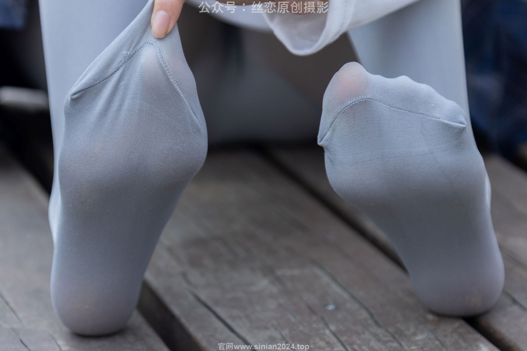 丝恋摄影 No.009 小梦 - 白色衬衫 碎花短裙 灰色丝袜 白色玛丽珍/(283P)