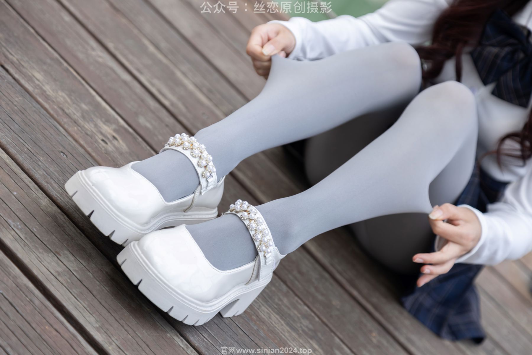 丝恋摄影 No.009 小梦 - 白色衬衫 碎花短裙 灰色丝袜 白色玛丽珍/(283P)