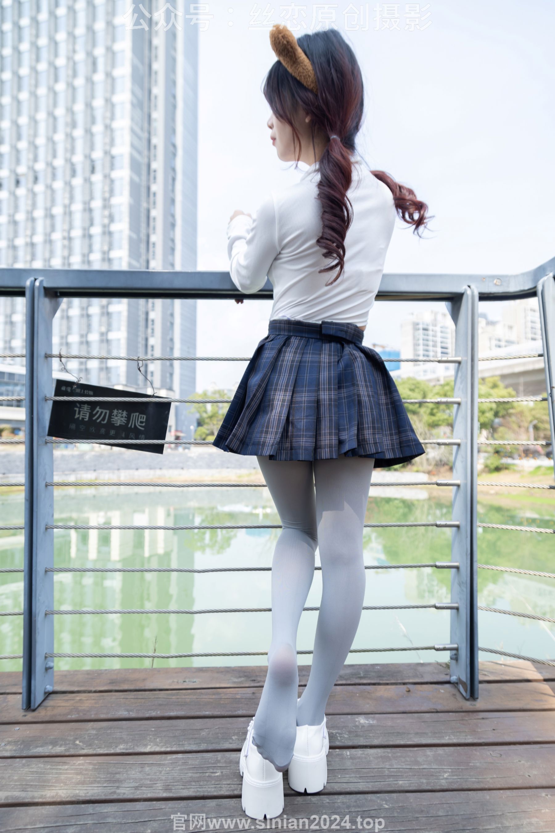 丝恋摄影 No.009 小梦 - 白色衬衫 碎花短裙 灰色丝袜 白色玛丽珍/(283P)