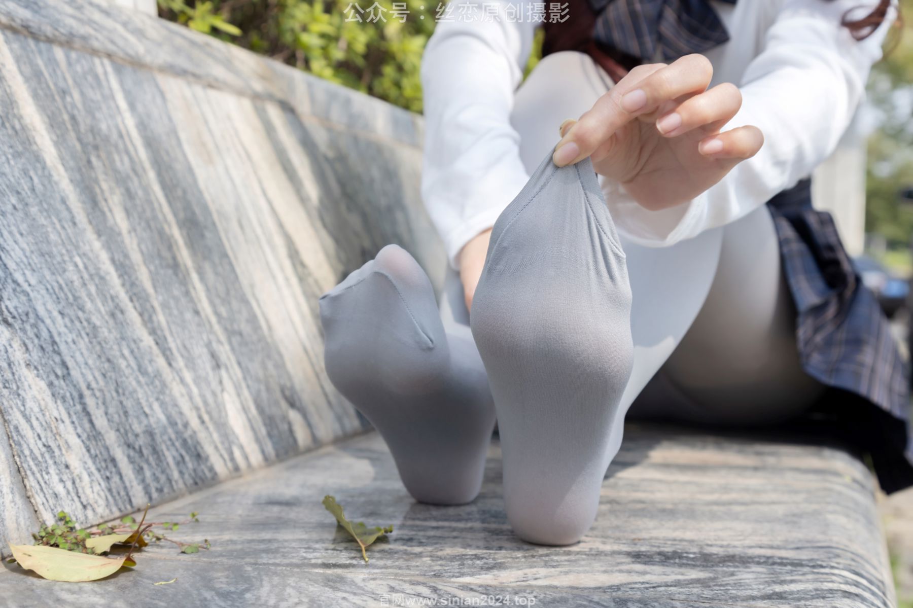 丝恋摄影 No.009 小梦 - 白色衬衫 碎花短裙 灰色丝袜 白色玛丽珍/(283P)