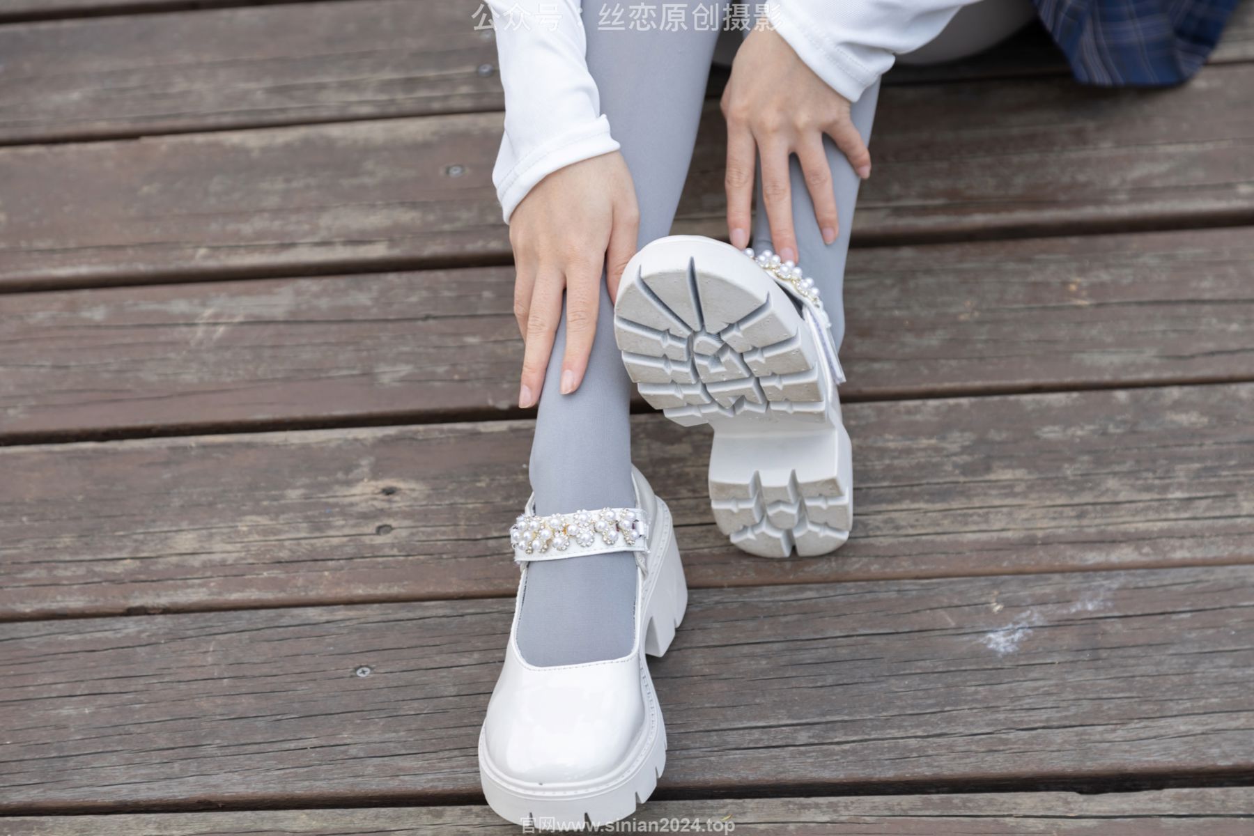 丝恋摄影 No.009 小梦 - 白色衬衫 碎花短裙 灰色丝袜 白色玛丽珍/(283P)