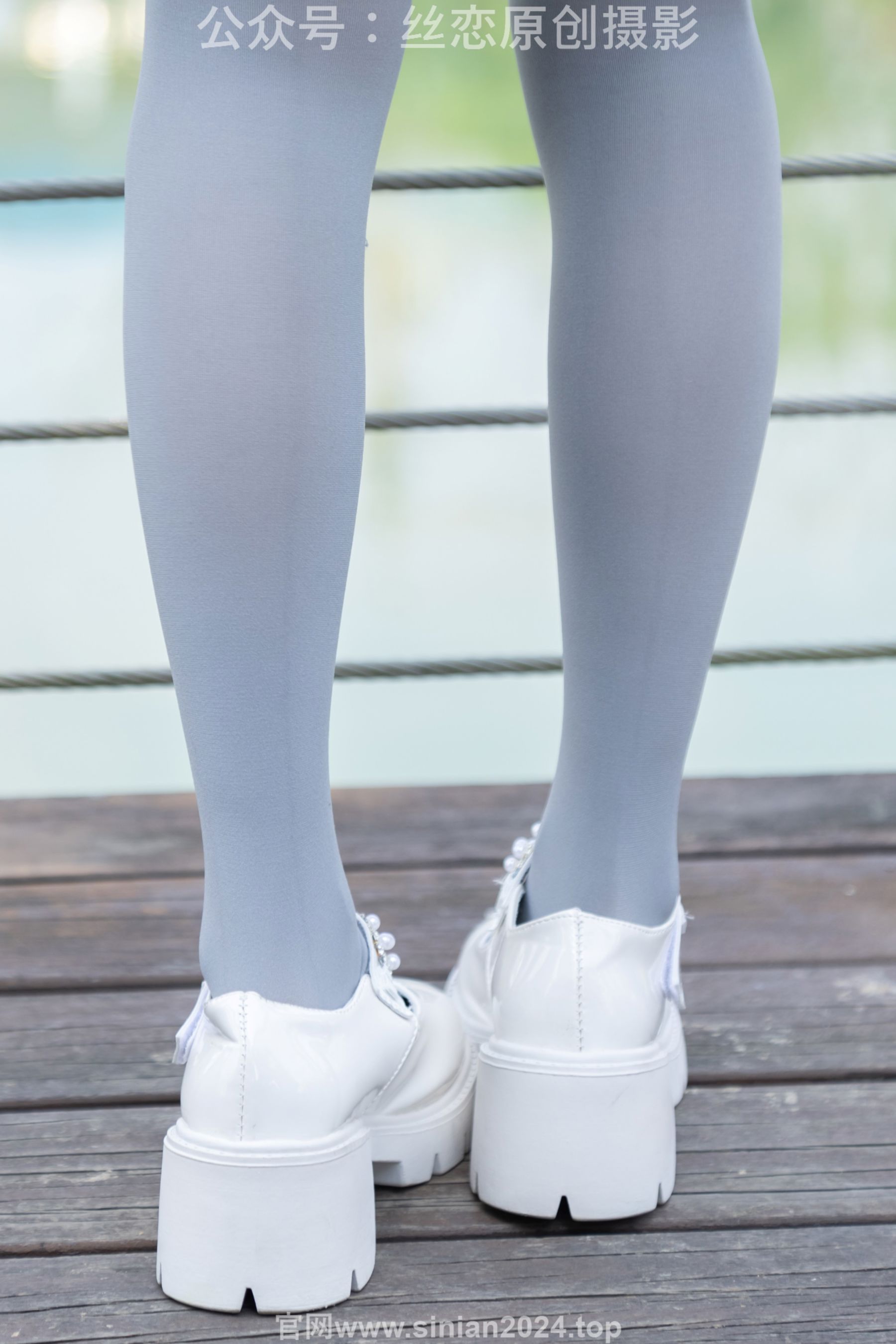 丝恋摄影 No.009 小梦 - 白色衬衫 碎花短裙 灰色丝袜 白色玛丽珍/(283P)