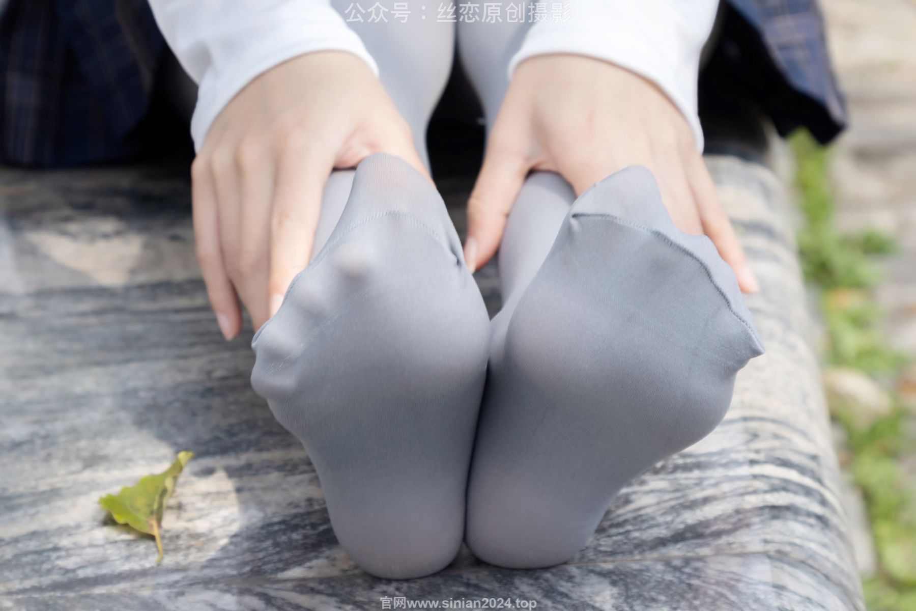 丝恋摄影 No.009 小梦 - 白色衬衫 碎花短裙 灰色丝袜 白色玛丽珍/(283P)