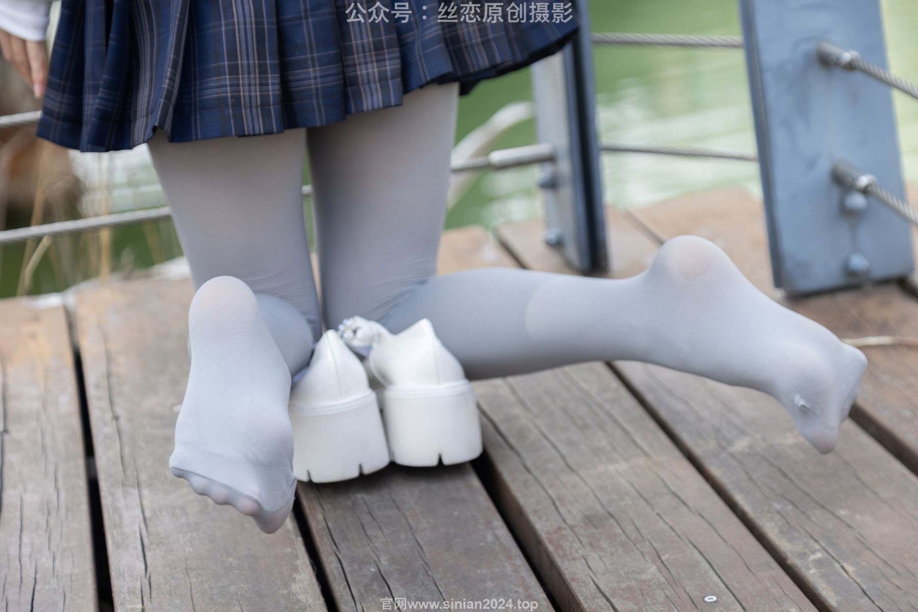 丝恋摄影 No.009 小梦 - 白色衬衫 碎花短裙 灰色丝袜 白色玛丽珍/(283P)