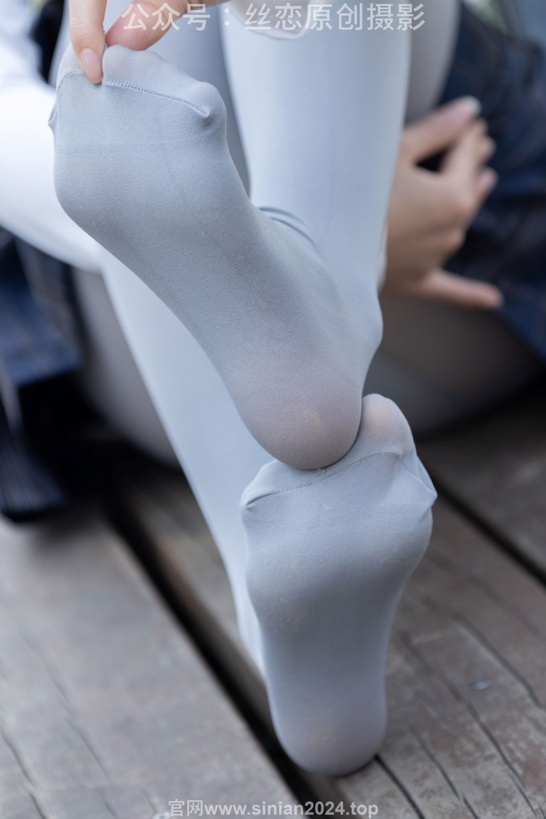 丝恋摄影 No.009 小梦 - 白色衬衫 碎花短裙 灰色丝袜 白色玛丽珍/(283P)