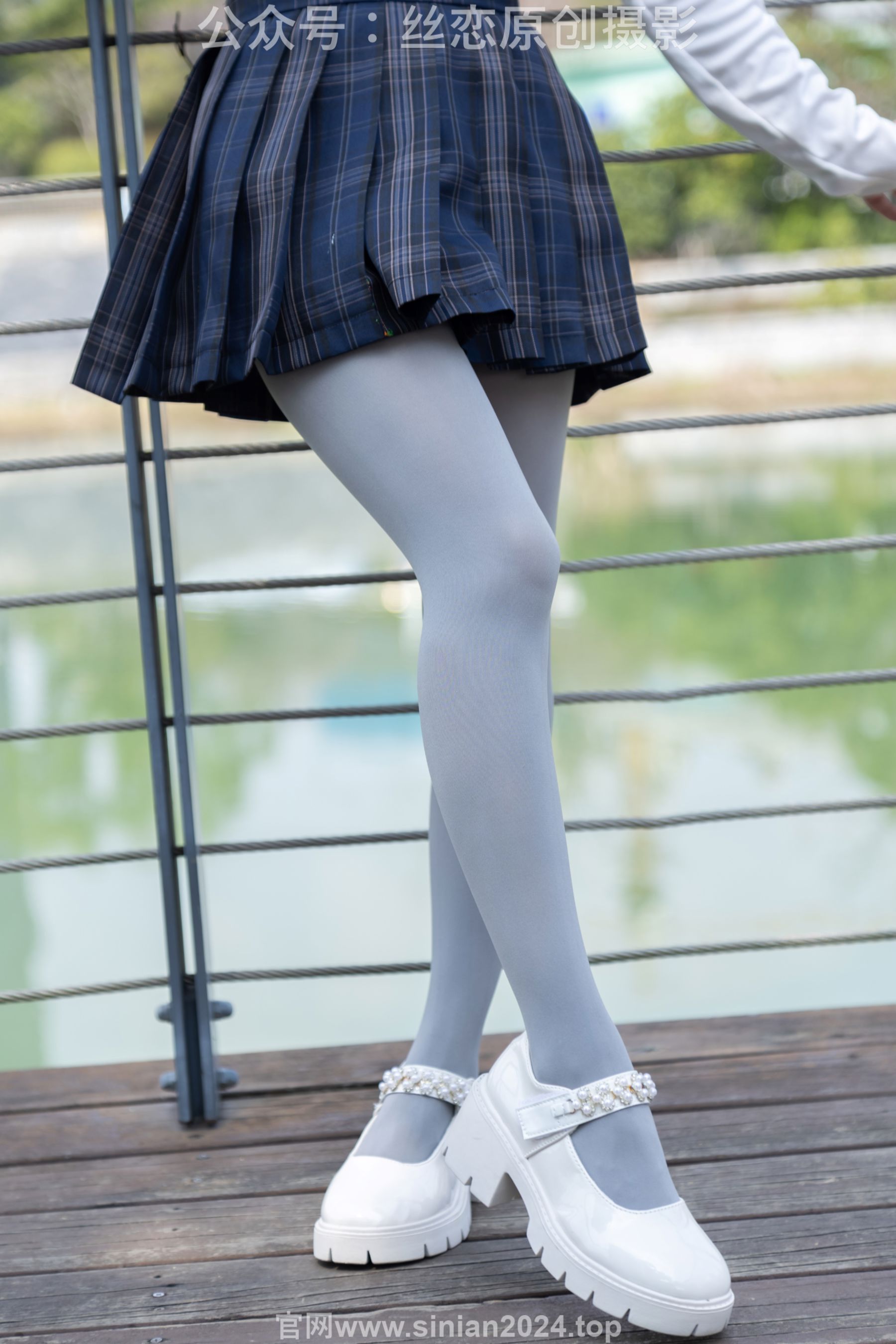 丝恋摄影 No.009 小梦 - 白色衬衫 碎花短裙 灰色丝袜 白色玛丽珍/(283P)