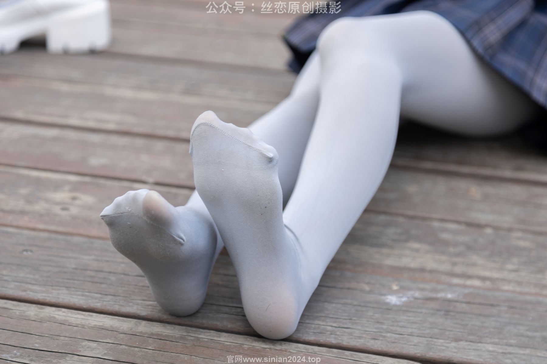 丝恋摄影 No.009 小梦 - 白色衬衫 碎花短裙 灰色丝袜 白色玛丽珍/(283P)