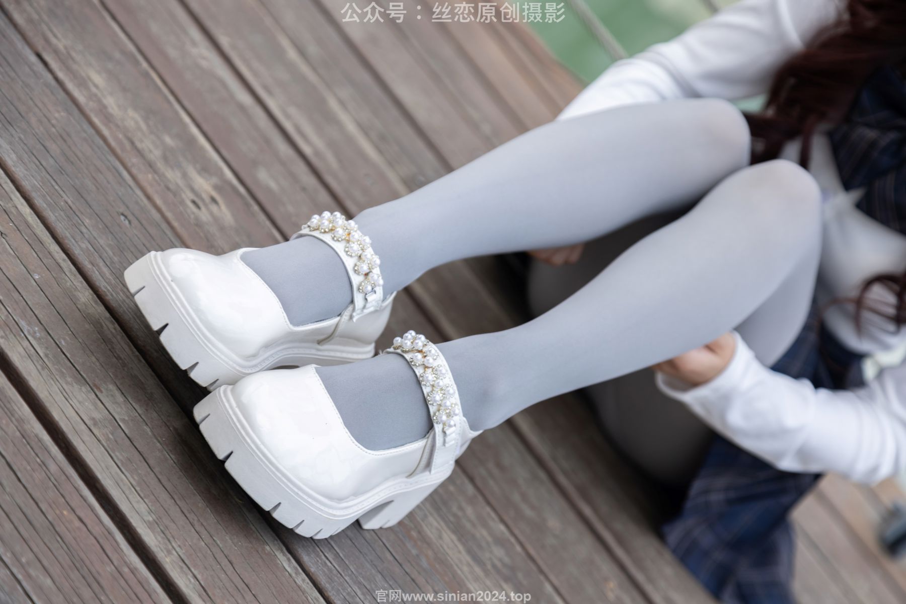 丝恋摄影 No.009 小梦 - 白色衬衫 碎花短裙 灰色丝袜 白色玛丽珍/(283P)