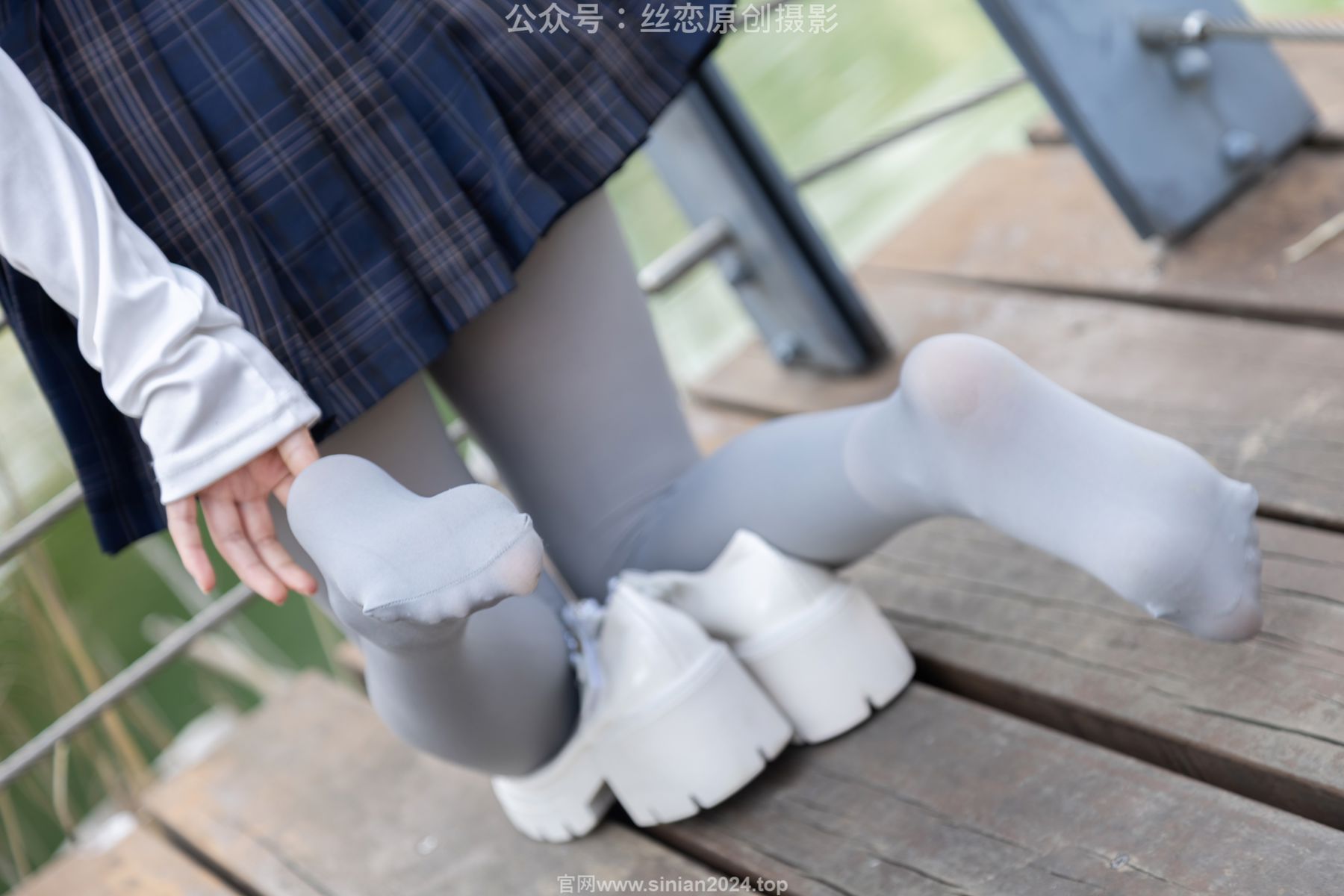 丝恋摄影 No.009 小梦 - 白色衬衫 碎花短裙 灰色丝袜 白色玛丽珍/(283P)