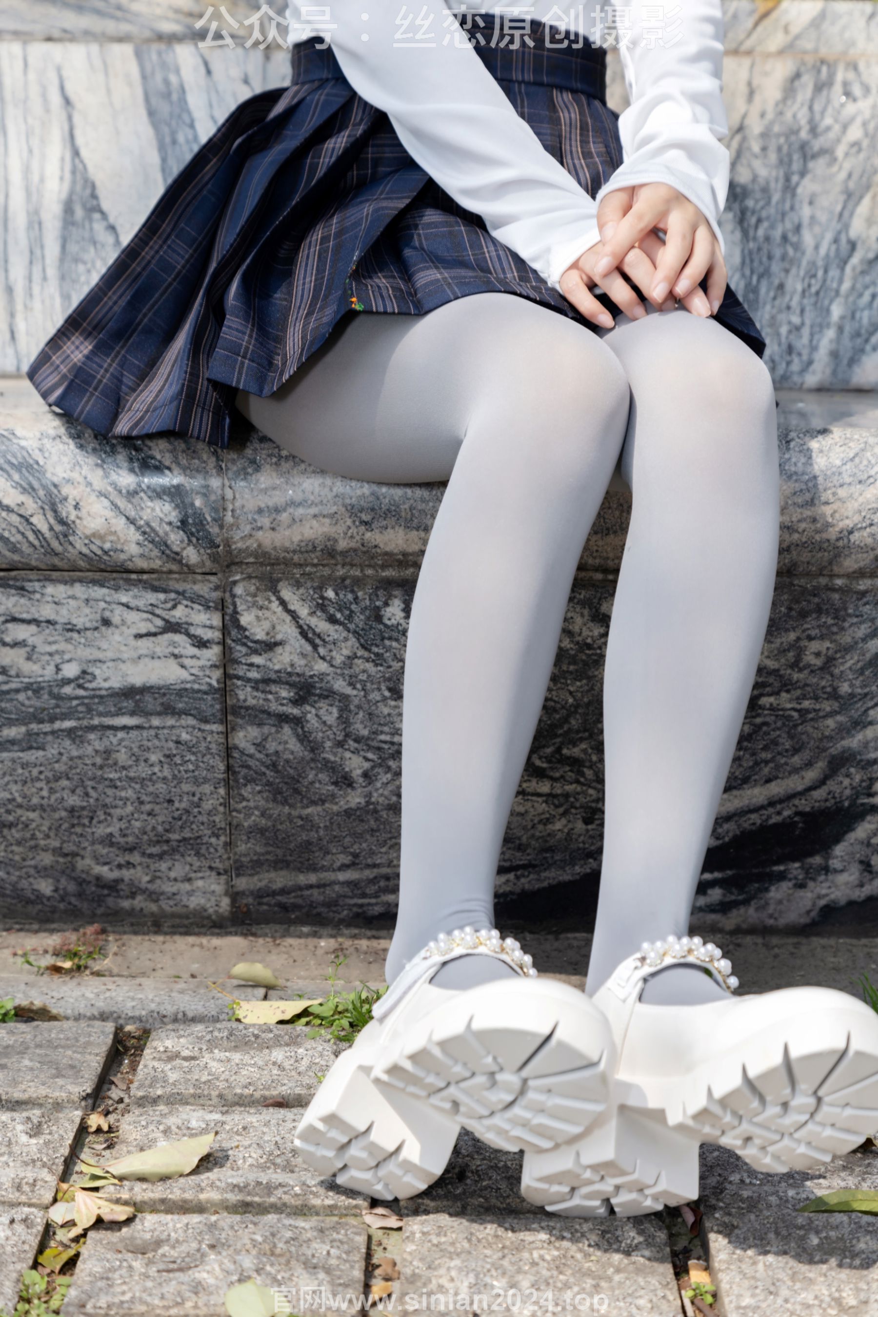 丝恋摄影 No.009 小梦 - 白色衬衫 碎花短裙 灰色丝袜 白色玛丽珍/(283P)
