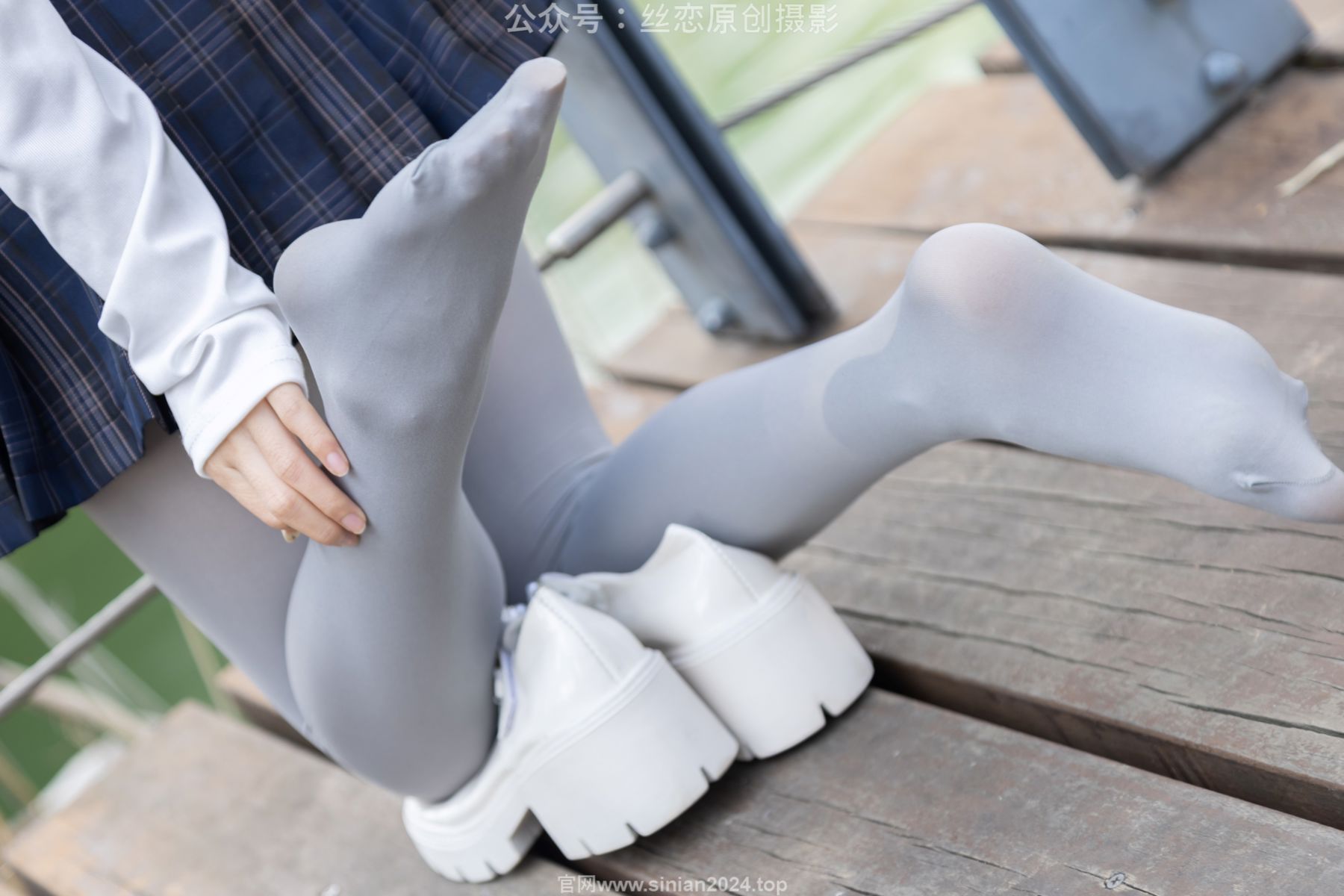 丝恋摄影 No.009 小梦 - 白色衬衫 碎花短裙 灰色丝袜 白色玛丽珍/(283P)