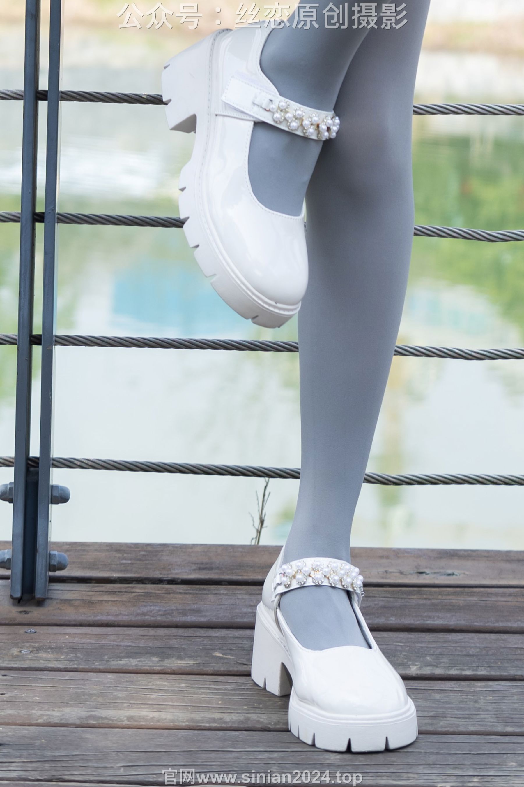 丝恋摄影 No.009 小梦 - 白色衬衫 碎花短裙 灰色丝袜 白色玛丽珍/(283P)