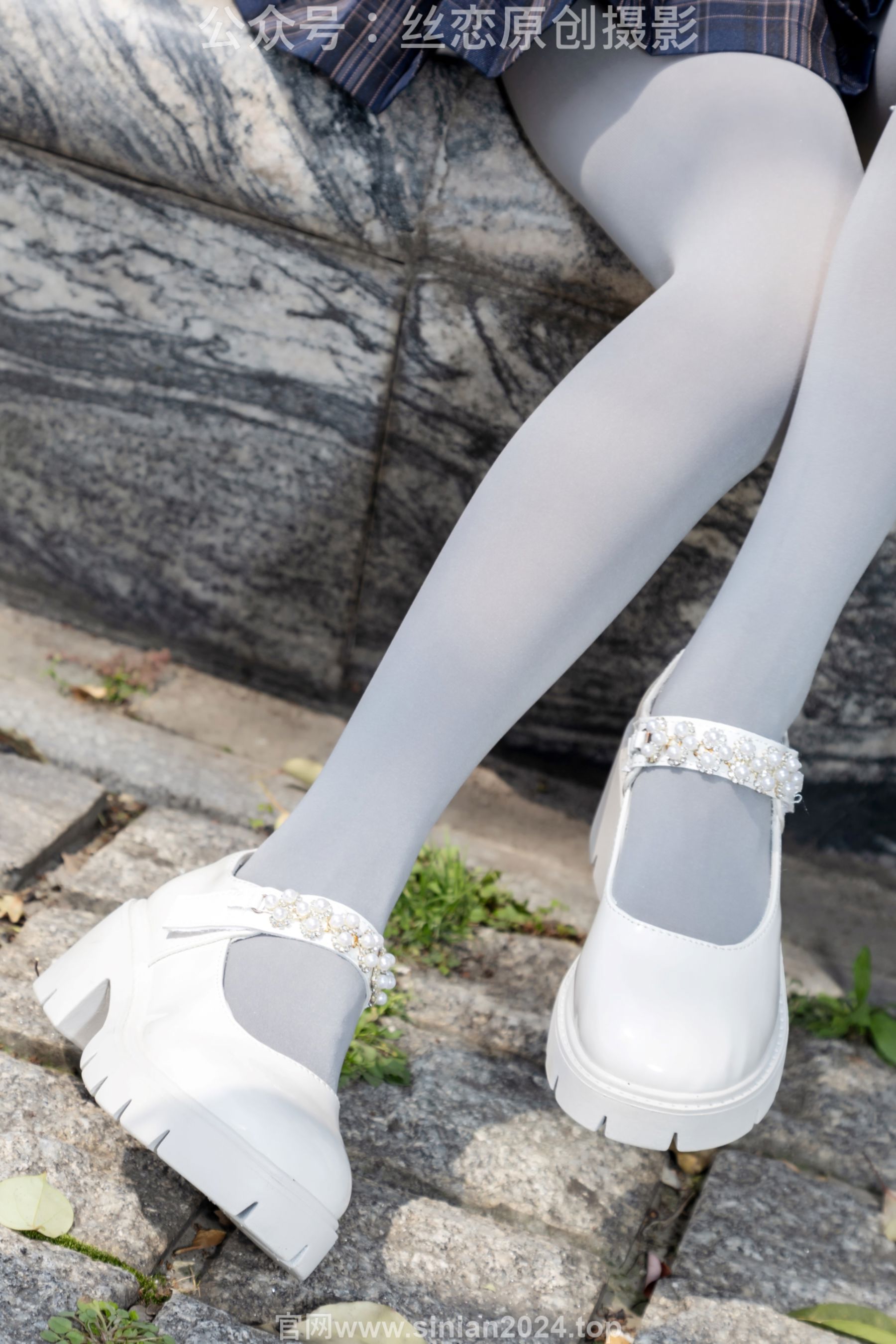 丝恋摄影 No.009 小梦 - 白色衬衫 碎花短裙 灰色丝袜 白色玛丽珍/(283P)