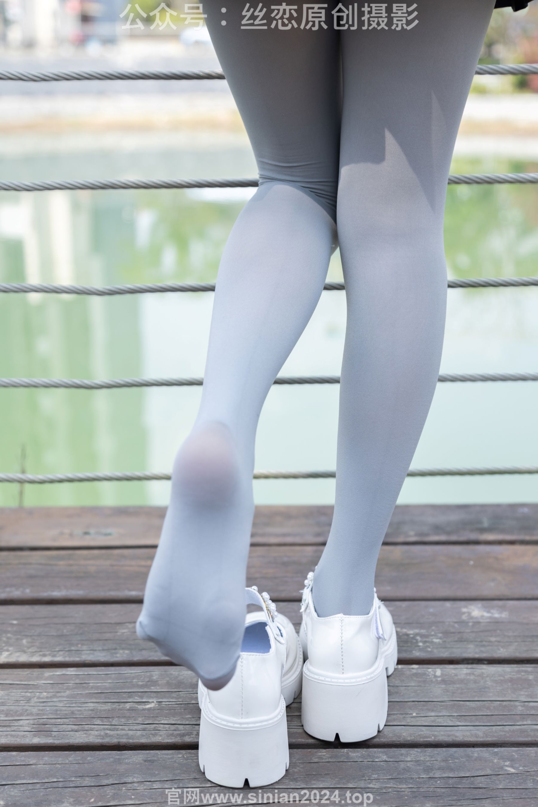 丝恋摄影 No.009 小梦 - 白色衬衫 碎花短裙 灰色丝袜 白色玛丽珍/(283P)