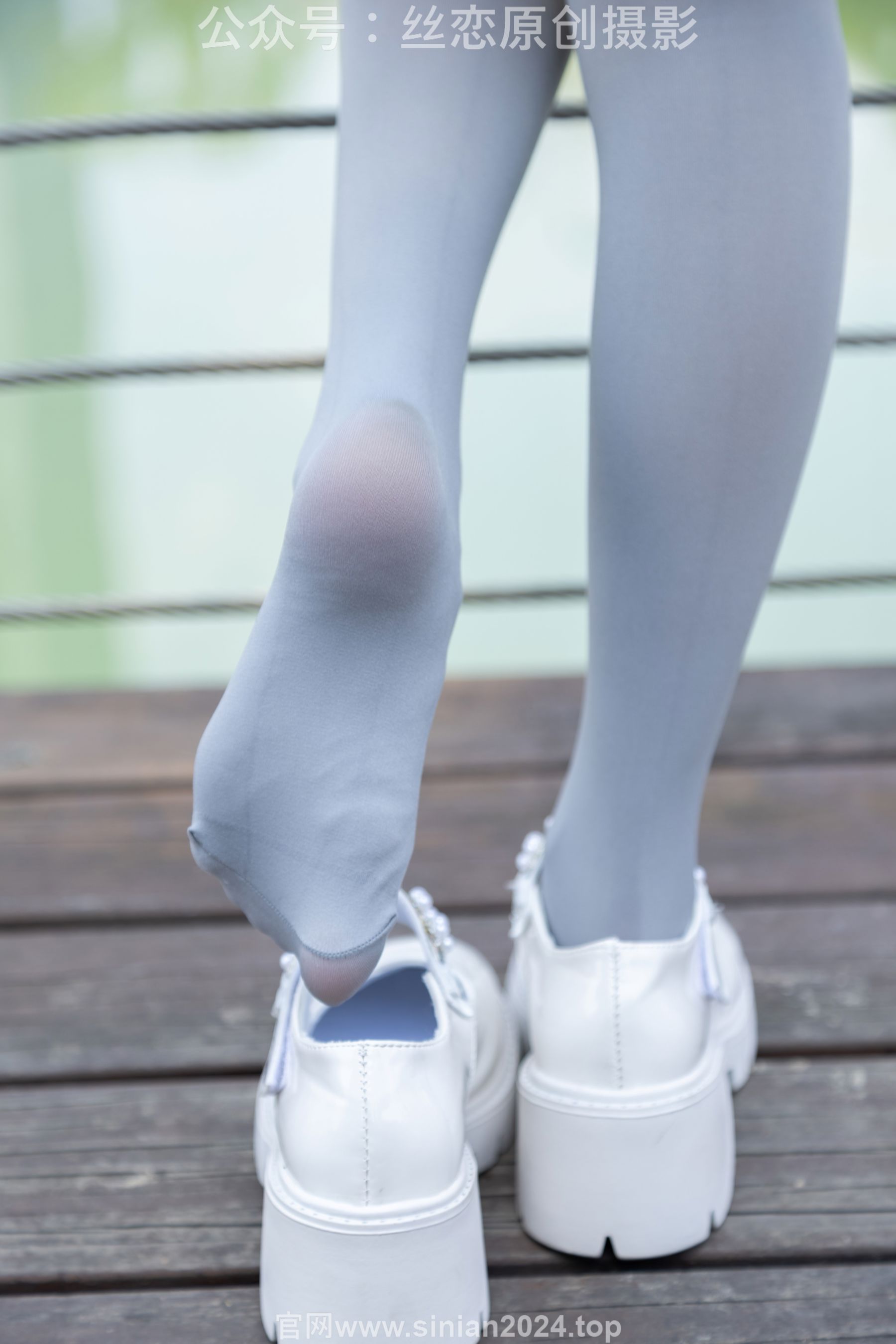 丝恋摄影 No.009 小梦 - 白色衬衫 碎花短裙 灰色丝袜 白色玛丽珍/(283P)