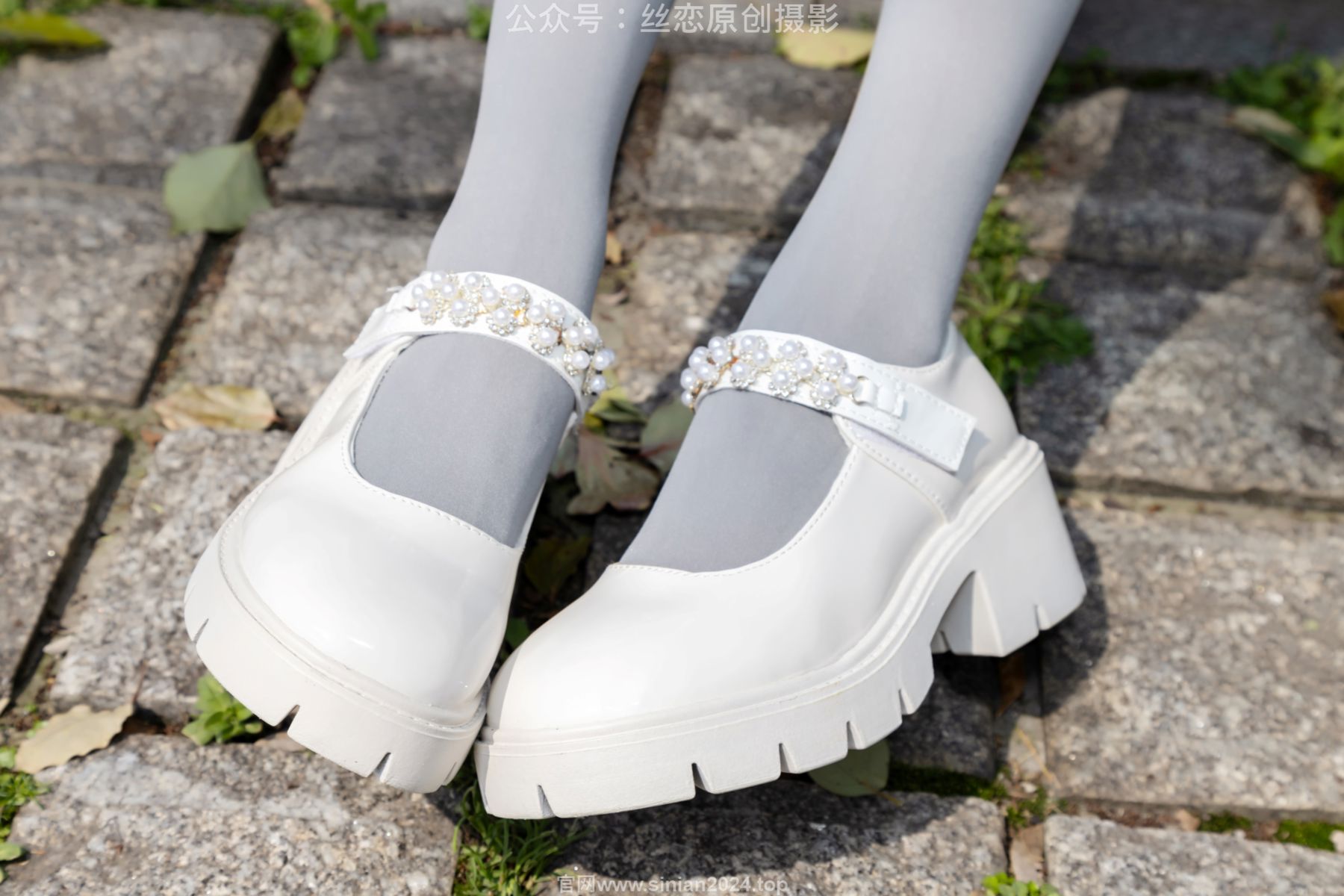 丝恋摄影 No.009 小梦 - 白色衬衫 碎花短裙 灰色丝袜 白色玛丽珍/(283P)