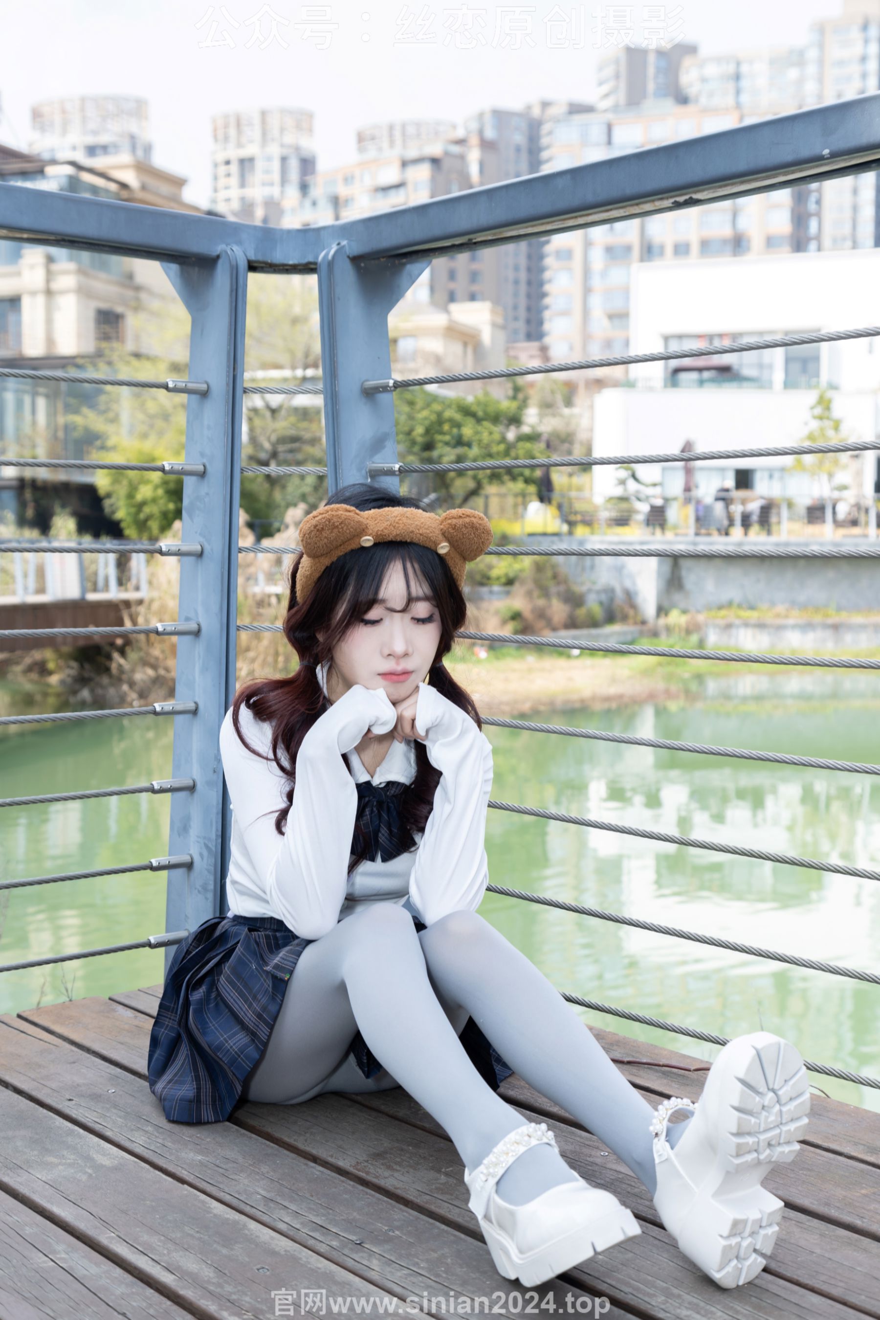 丝恋摄影 No.009 小梦 - 白色衬衫 碎花短裙 灰色丝袜 白色玛丽珍/(283P)