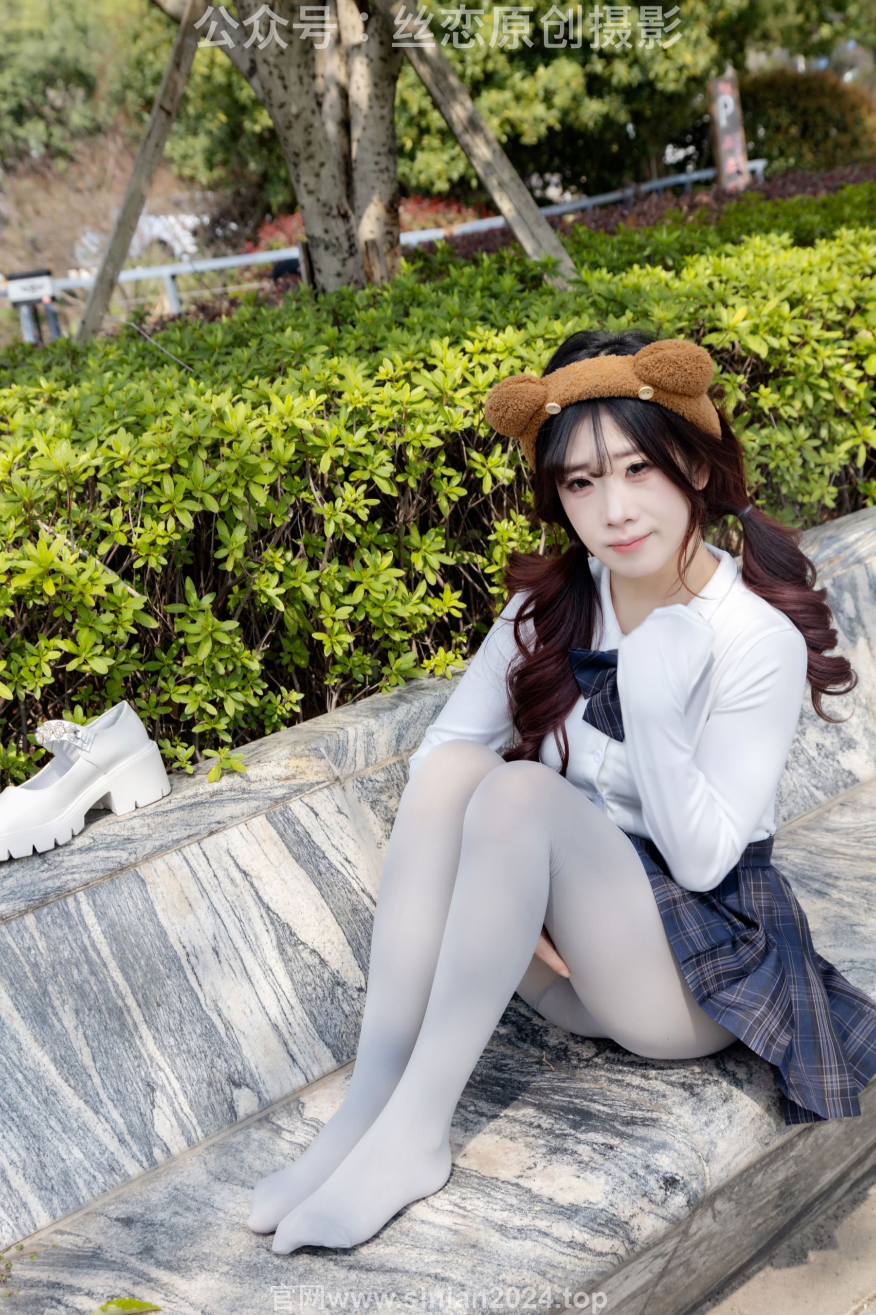 丝恋摄影 No.009 小梦 - 白色衬衫 碎花短裙 灰色丝袜 白色玛丽珍/(283P)