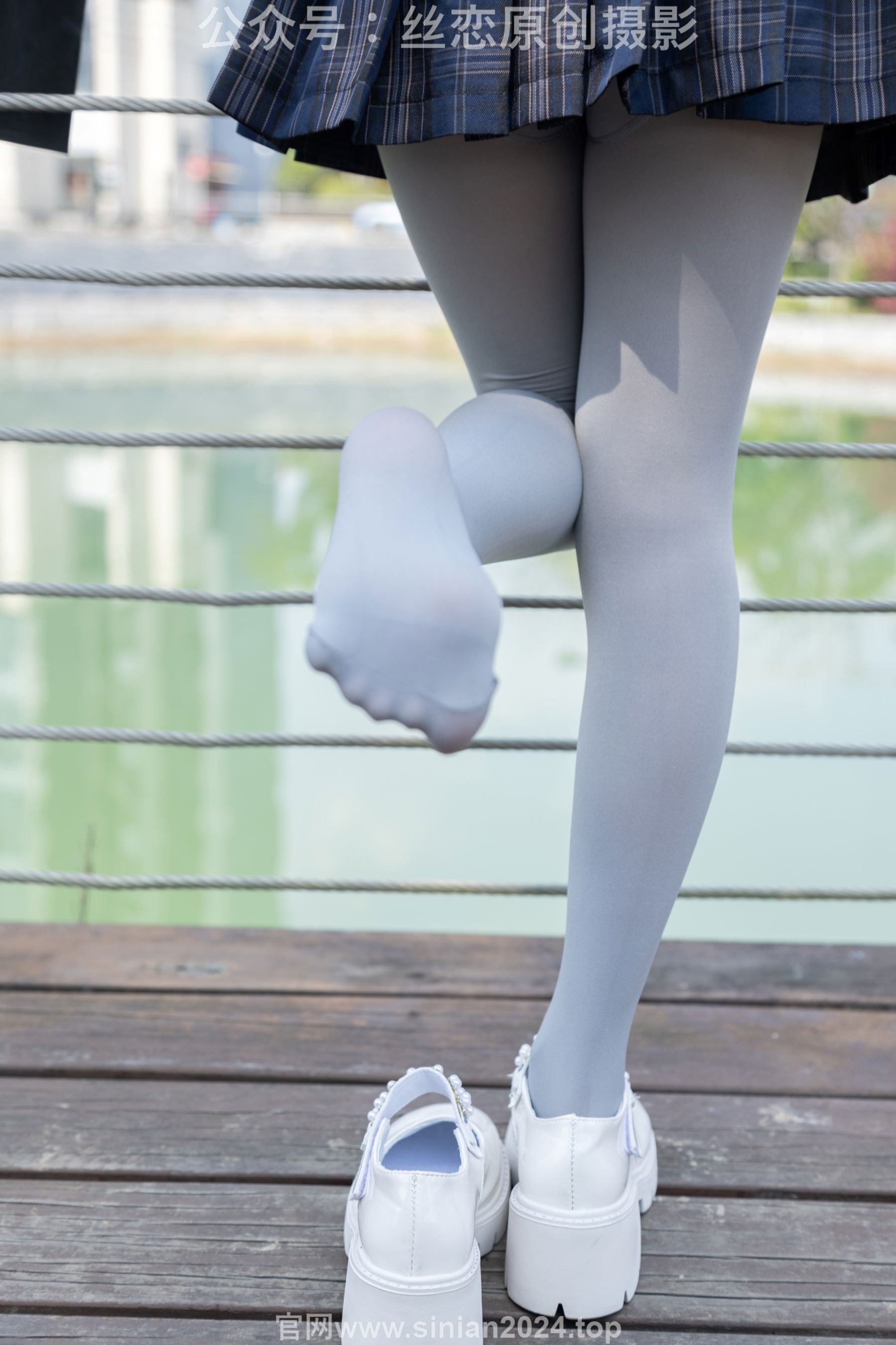 丝恋摄影 No.009 小梦 - 白色衬衫 碎花短裙 灰色丝袜 白色玛丽珍/(283P)