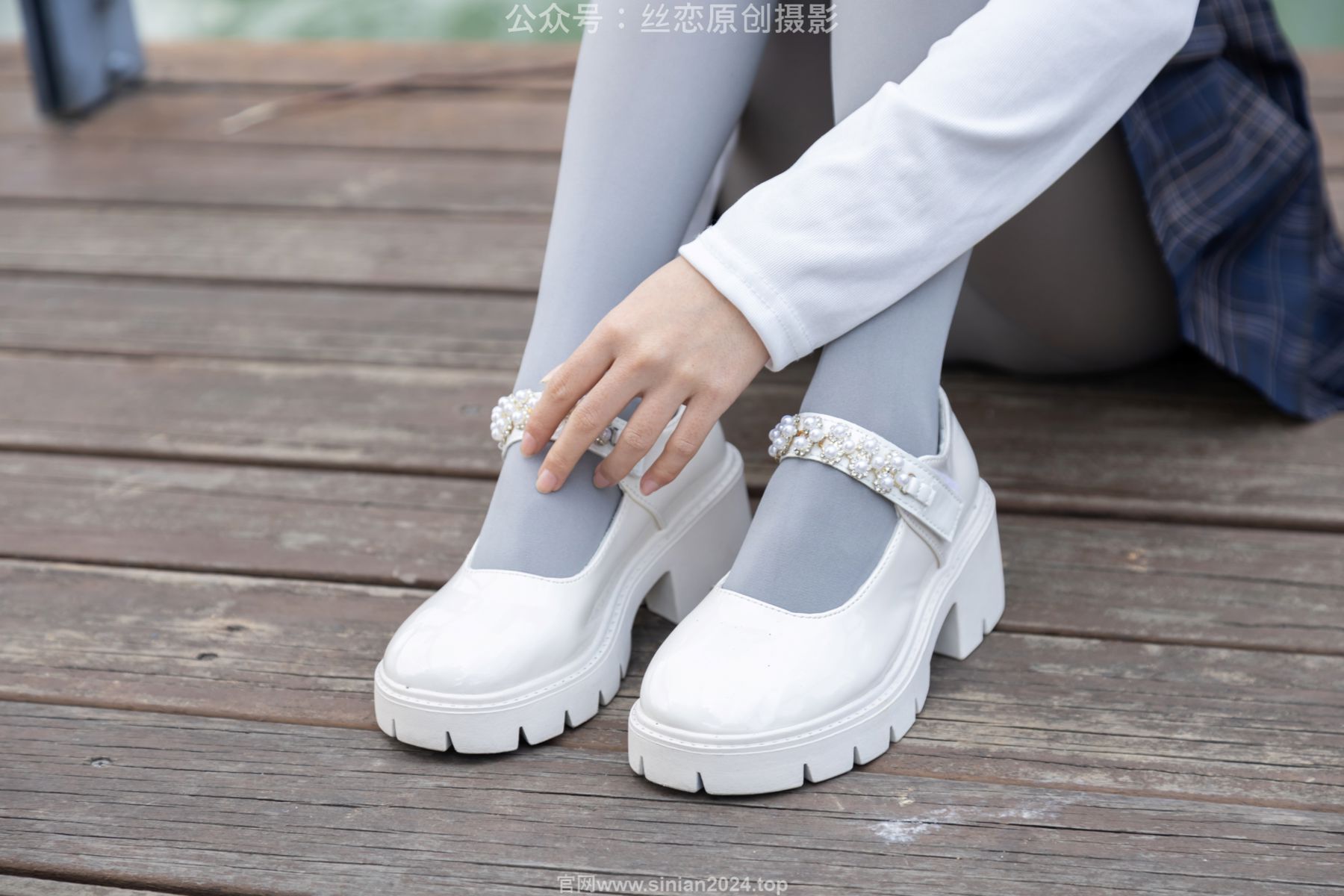 丝恋摄影 No.009 小梦 - 白色衬衫 碎花短裙 灰色丝袜 白色玛丽珍/(283P)