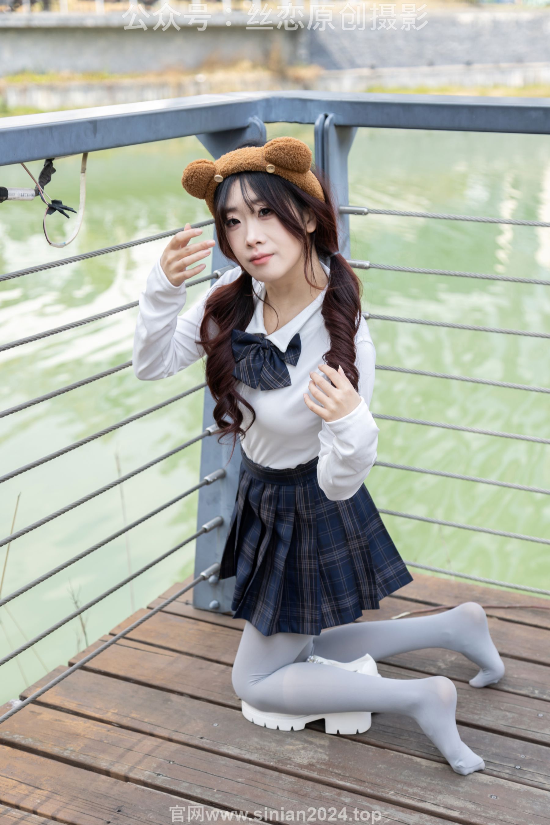 丝恋摄影 No.009 小梦 - 白色衬衫 碎花短裙 灰色丝袜 白色玛丽珍/(283P)