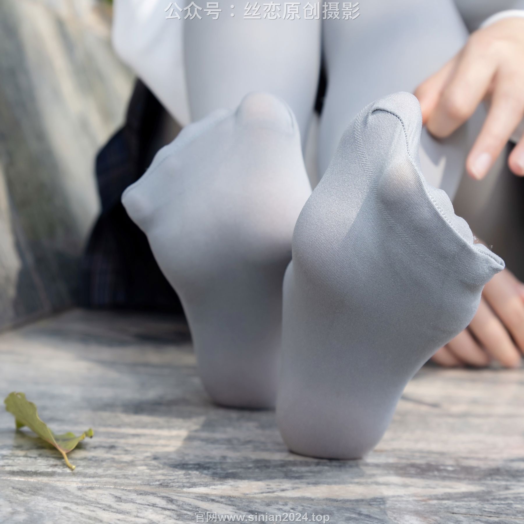 丝恋摄影 No.009 小梦 - 白色衬衫 碎花短裙 灰色丝袜 白色玛丽珍/(283P)