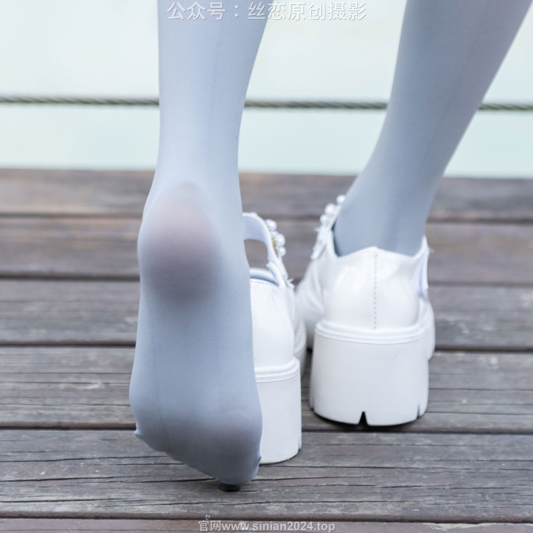 丝恋摄影 No.009 小梦 - 白色衬衫 碎花短裙 灰色丝袜 白色玛丽珍/(283P)